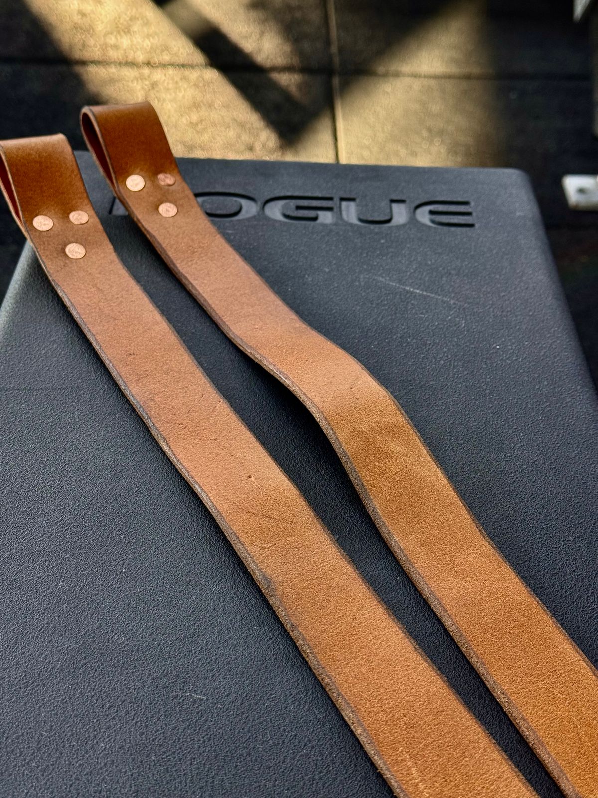 Photo by Call on January 3, 2026 of the Kivinahk Heavy Duty Leather Lifting Straps in MB Pellami Vincenzo Cognac Brown.