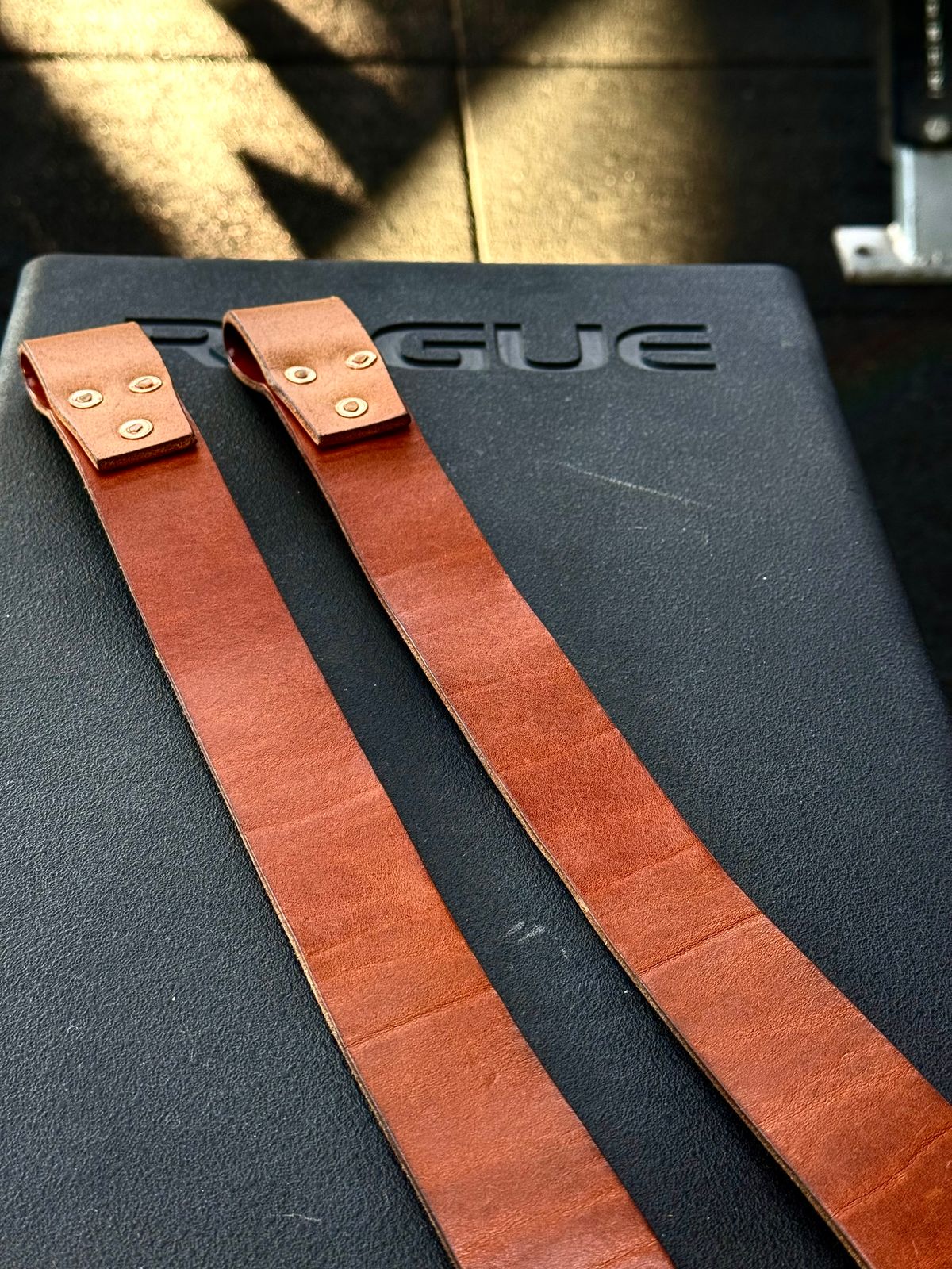 Photo by Call on January 3, 2026 of the Kivinahk Heavy Duty Leather Lifting Straps in MB Pellami Vincenzo Cognac Brown.