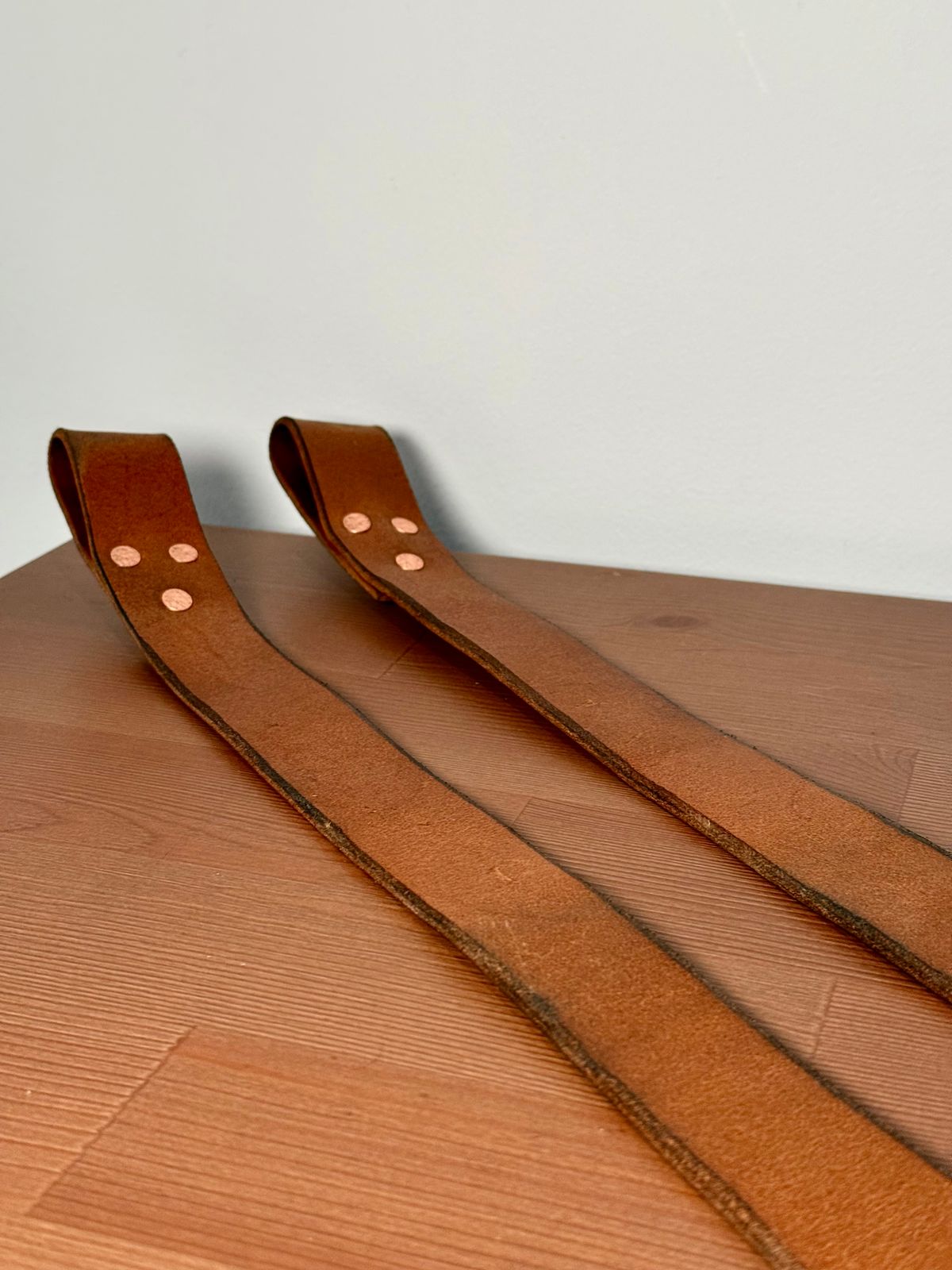 Photo by Call on February 5, 2026 of the Kivinahk Heavy Duty Leather Lifting Straps in MB Pellami Vincenzo Cognac Brown.