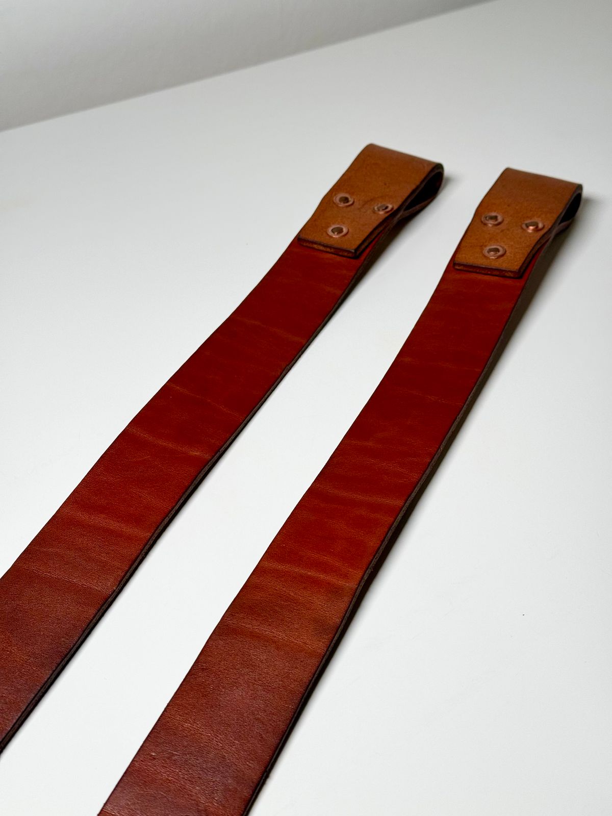 Photo by Call on March 6, 2026 of the Kivinahk Heavy Duty Leather Lifting Straps in MB Pellami Vincenzo Cognac Brown.