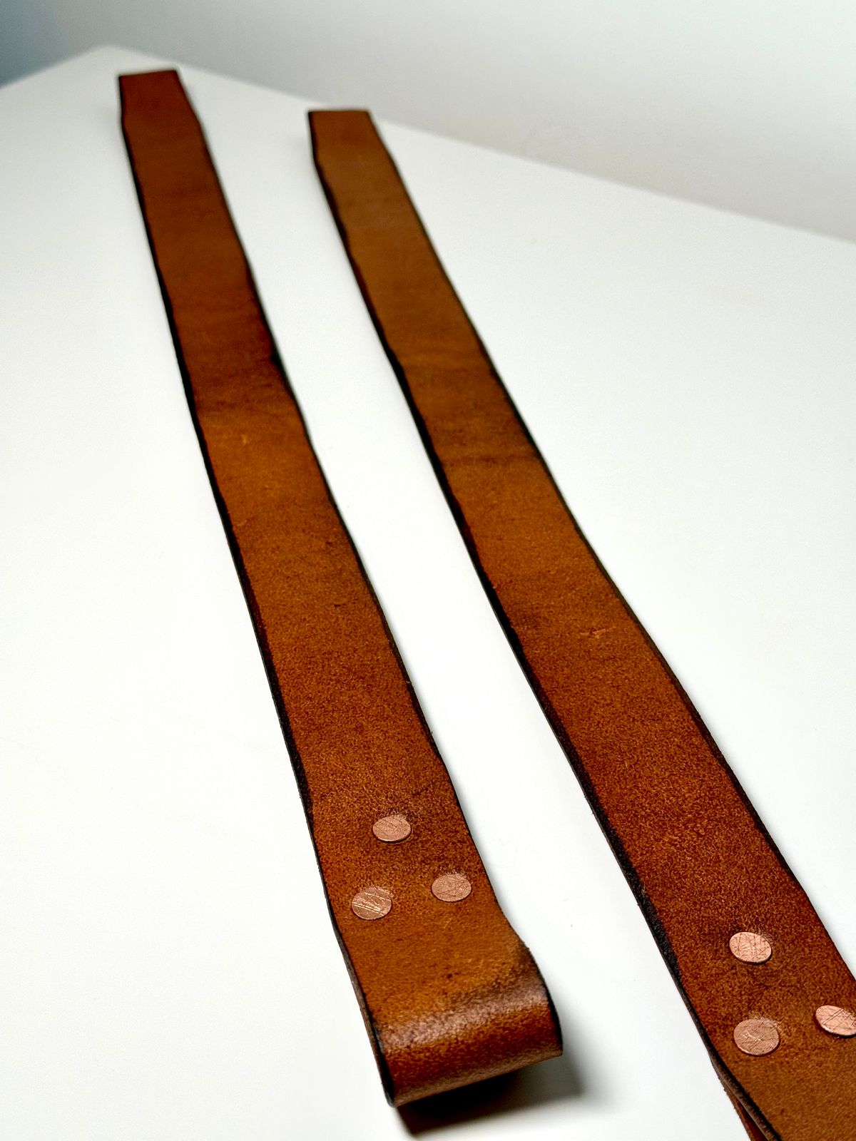 Photo by Call on March 6, 2026 of the Kivinahk Heavy Duty Leather Lifting Straps in MB Pellami Vincenzo Cognac Brown.