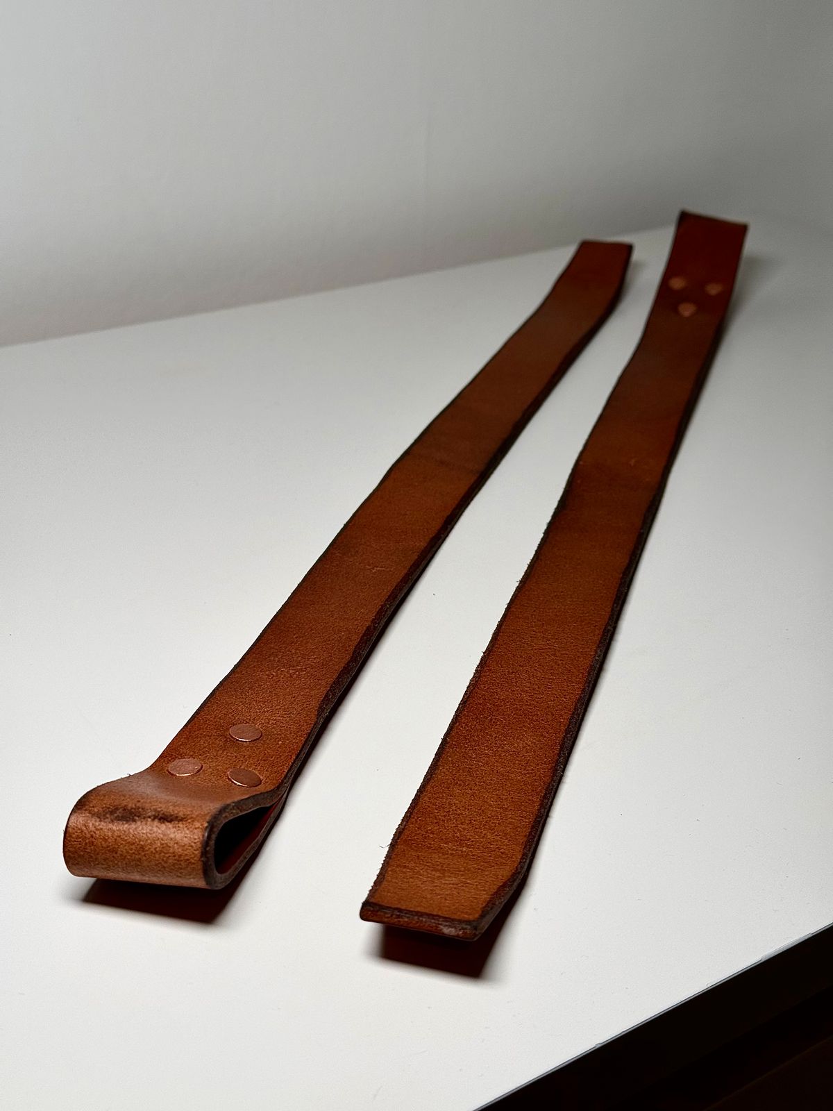 Photo by Call on April 5, 2026 of the Kivinahk Heavy Duty Leather Lifting Straps in MB Pellami Vincenzo Cognac Brown.