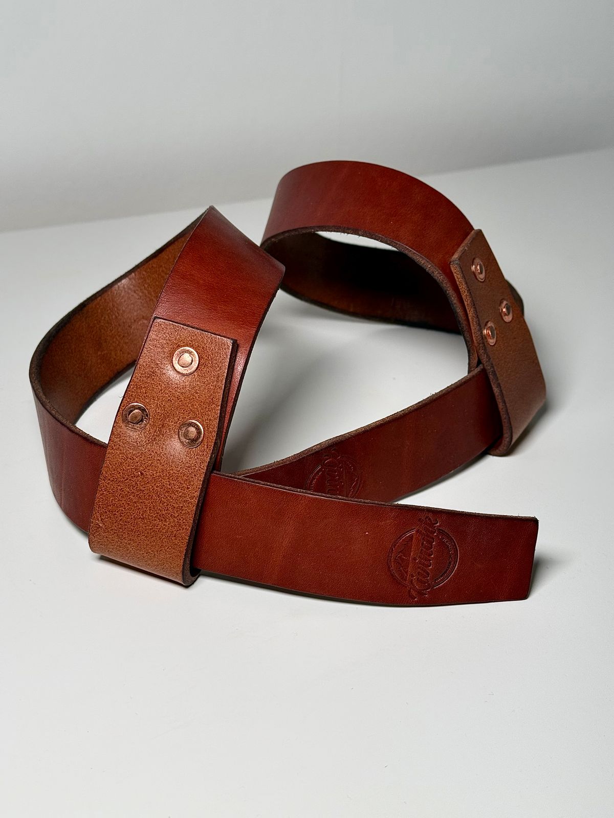 Photo by Call on April 5, 2026 of the Kivinahk Heavy Duty Leather Lifting Straps in MB Pellami Vincenzo Cognac Brown.