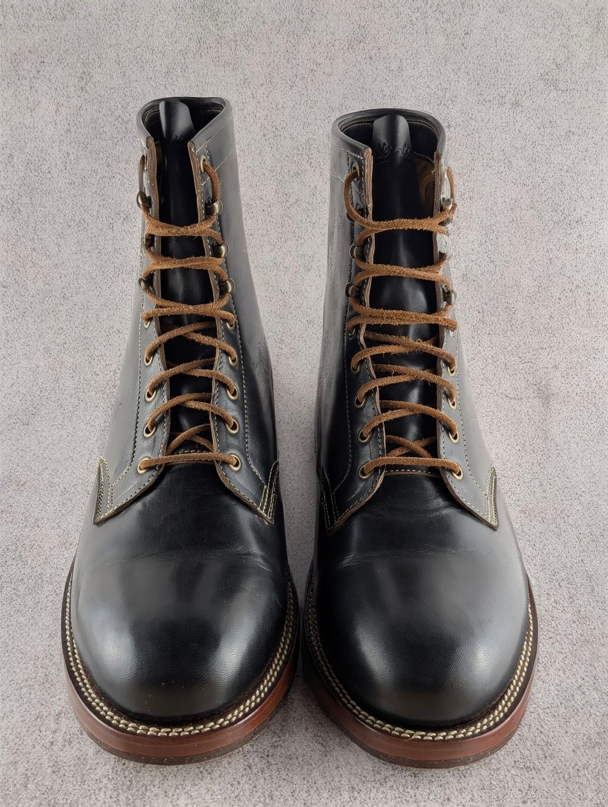 Photo by mbjsmith82 on September 29, 2024 of the Jakkrabbits Custom Model in Shinki Black Antique Horsehide.