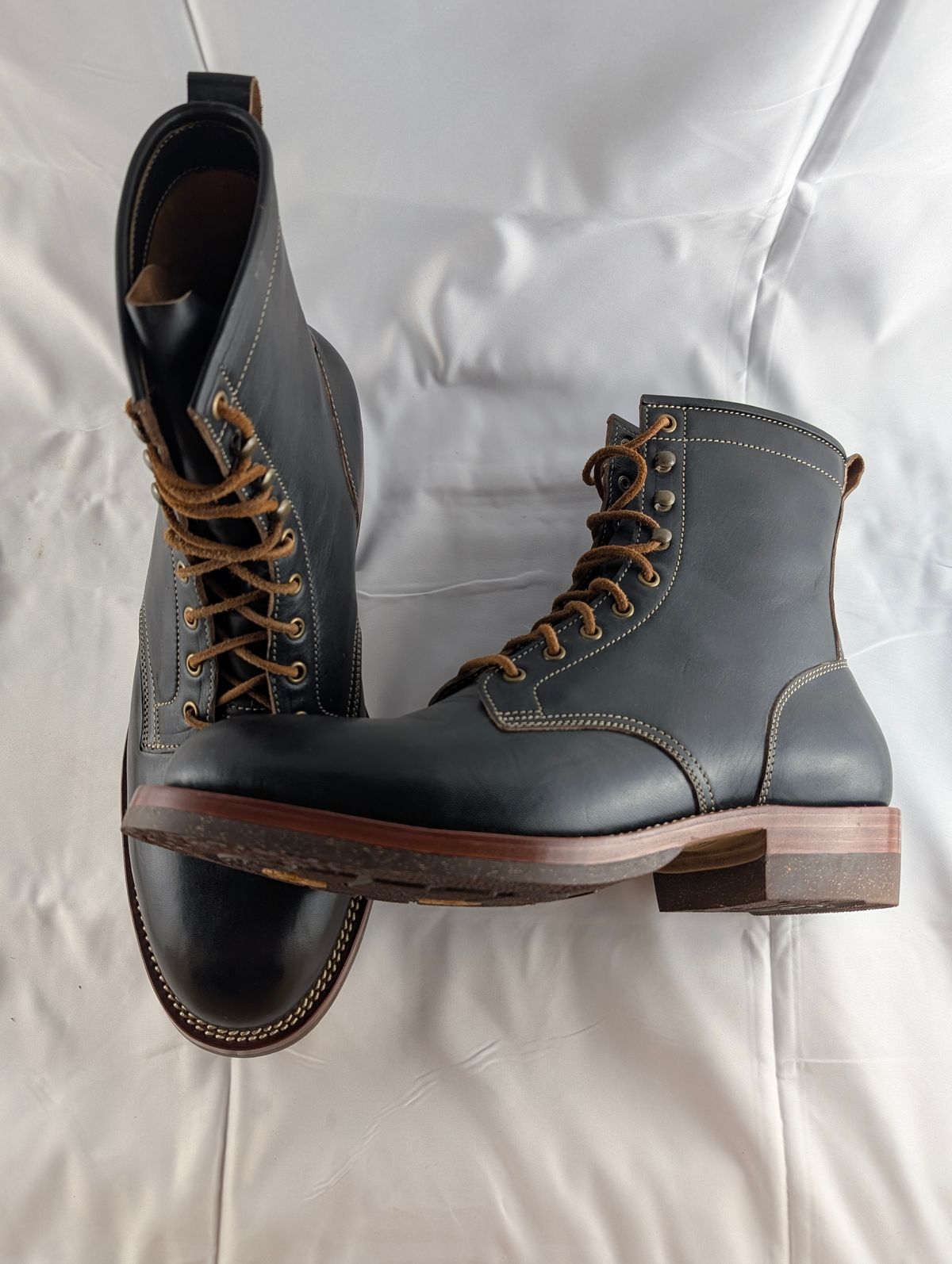 Photo by mbjsmith82 on October 1, 2024 of the Jakkrabbits Custom Model in Shinki Black Antique Horsehide.