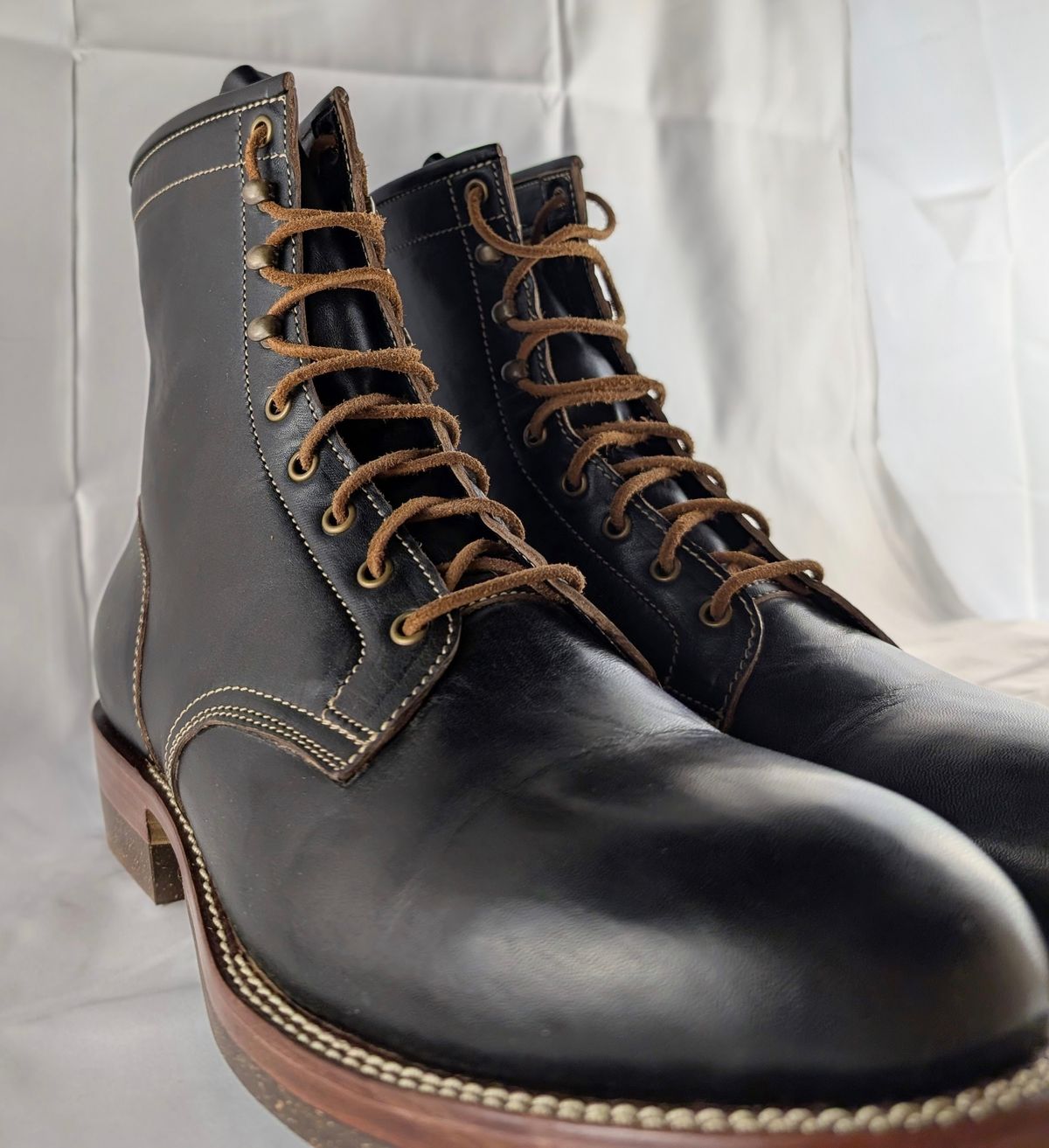 Photo by mbjsmith82 on October 1, 2024 of the Jakkrabbits Custom Model in Shinki Black Antique Horsehide.