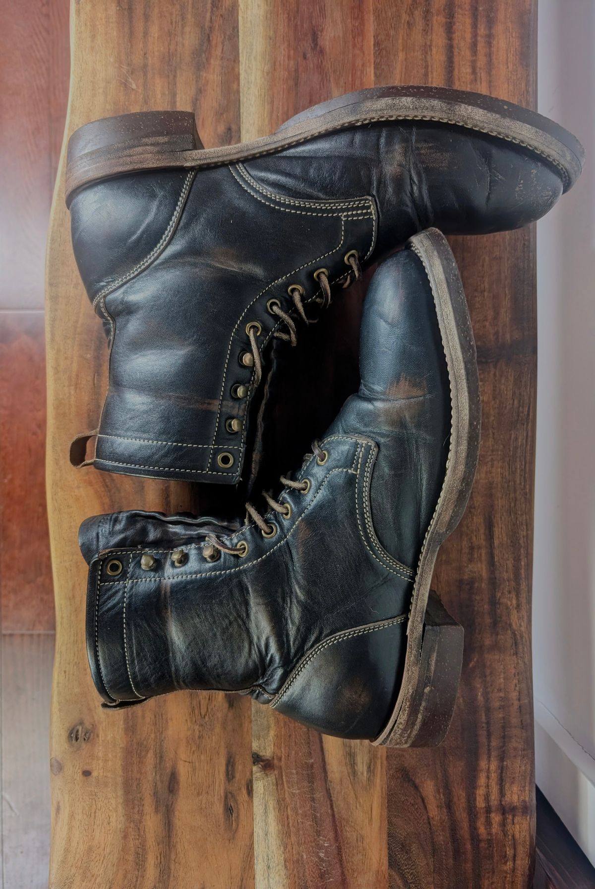 Photo by mbjsmith82 on January 6, 2025 of the Jakkrabbits Custom Model in Shinki Black Antique Horsehide.
