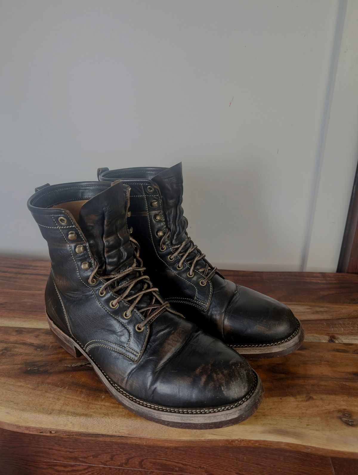 Photo by mbjsmith82 on January 6, 2025 of the Jakkrabbits Custom Model in Shinki Black Antique Horsehide.