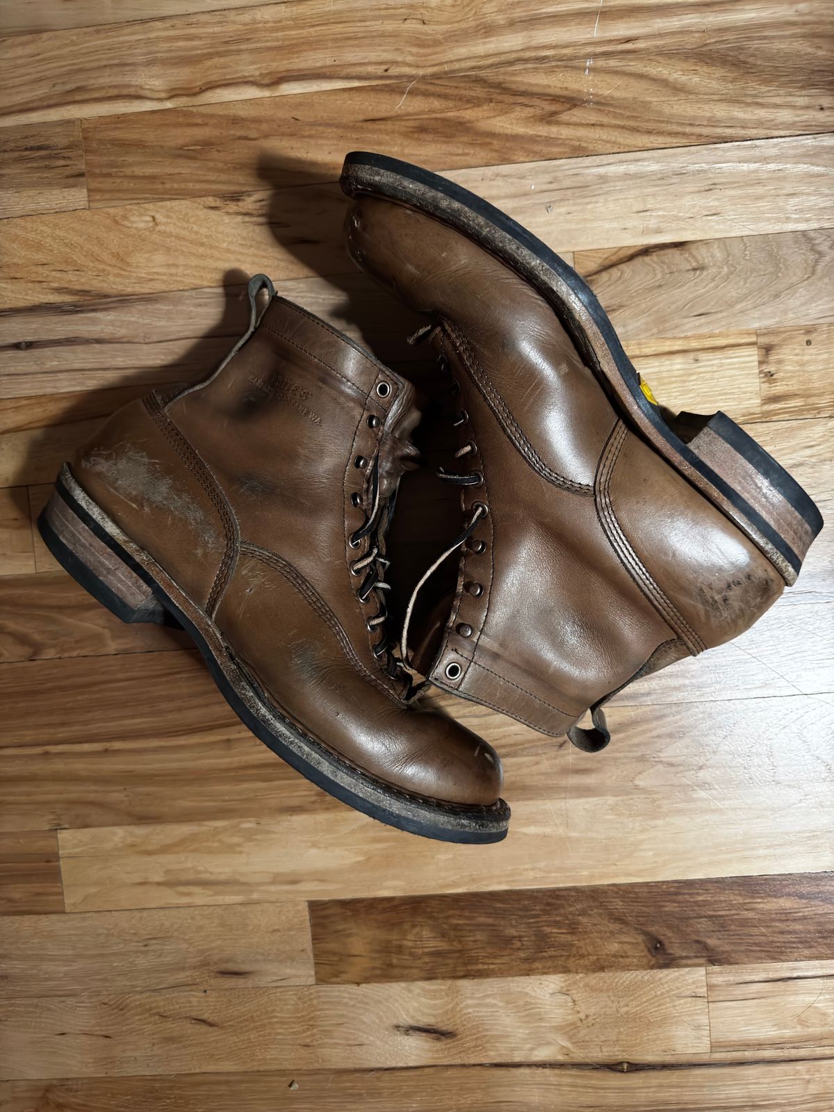 Photo by radkyle on January 6, 2026 of the White's 350 Cutter in Horween Natural Chromexcel.