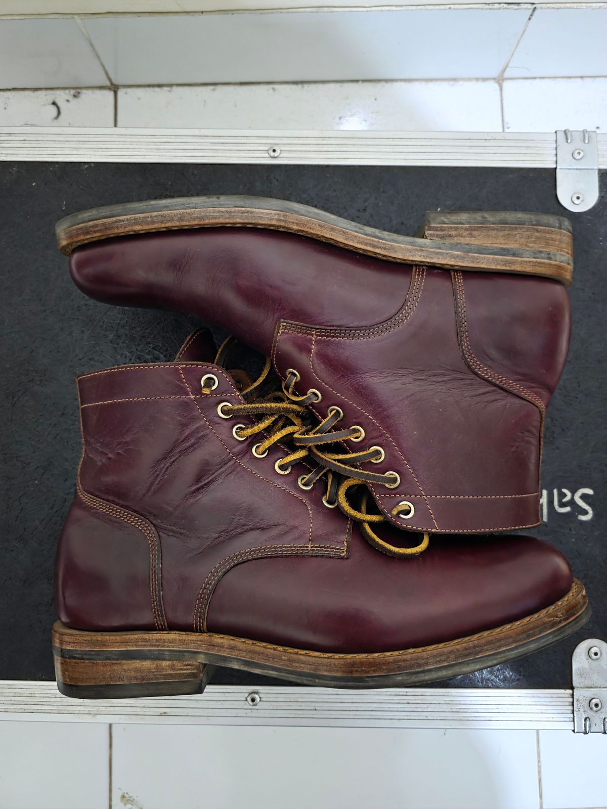 Photo by dipatyas on November 4, 2025 of the Don's Original Royale in Horween Color 8 Chromexcel.