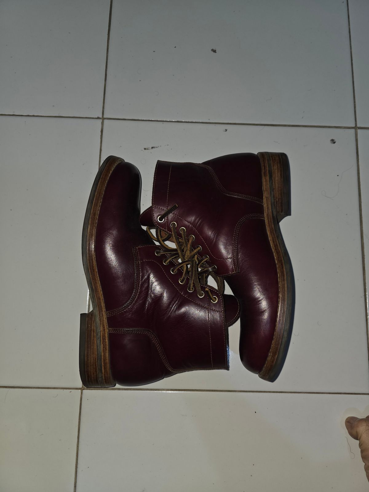 Photo by dipatyas on January 3, 2026 of the Don's Original Royale in Horween Color 8 Chromexcel.