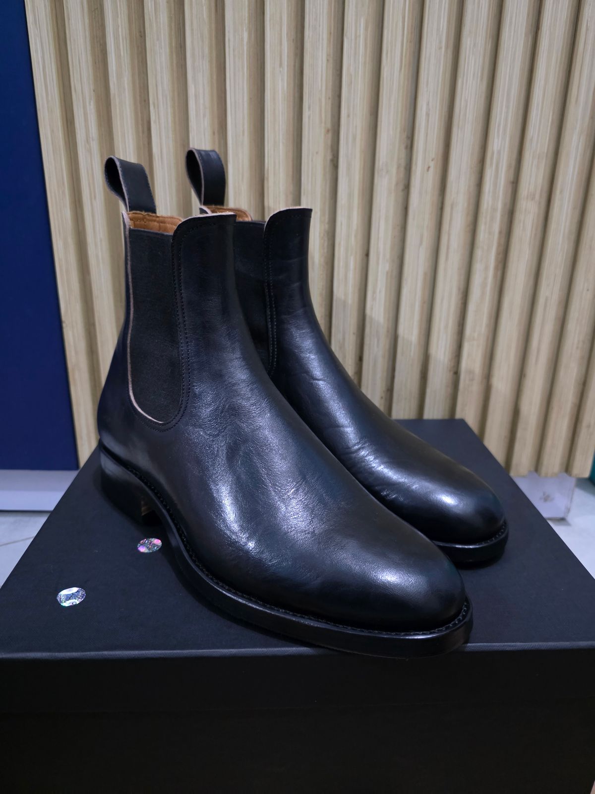 Photo by dipatyas on October 31, 2025 of the Briselblack The Seventh Chelsea Boot in Maryam Natural Horsebutt Overdyed Black.
