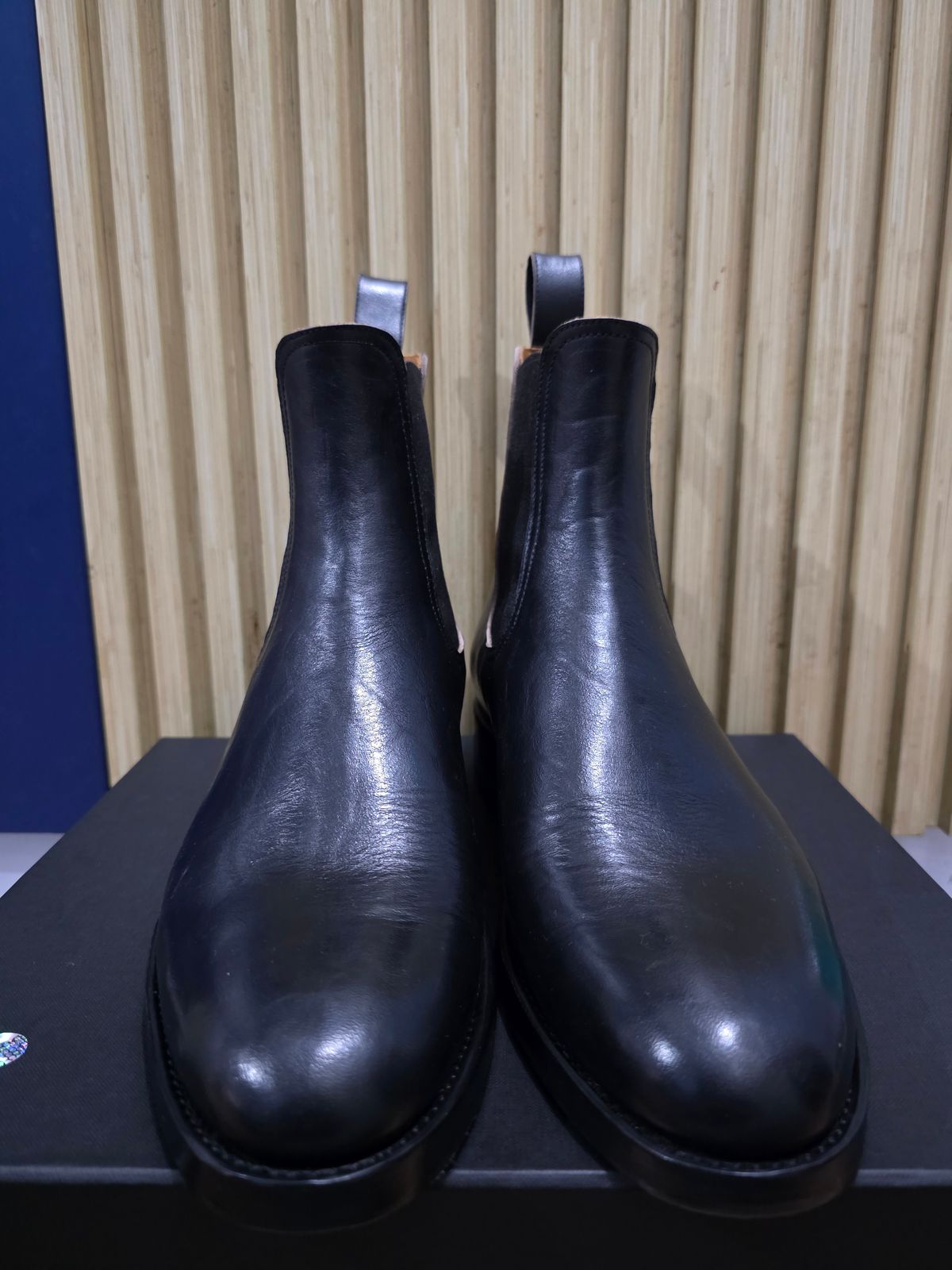 Photo by dipatyas on October 31, 2025 of the Briselblack The Seventh Chelsea Boot in Maryam Natural Horsebutt Overdyed Black.