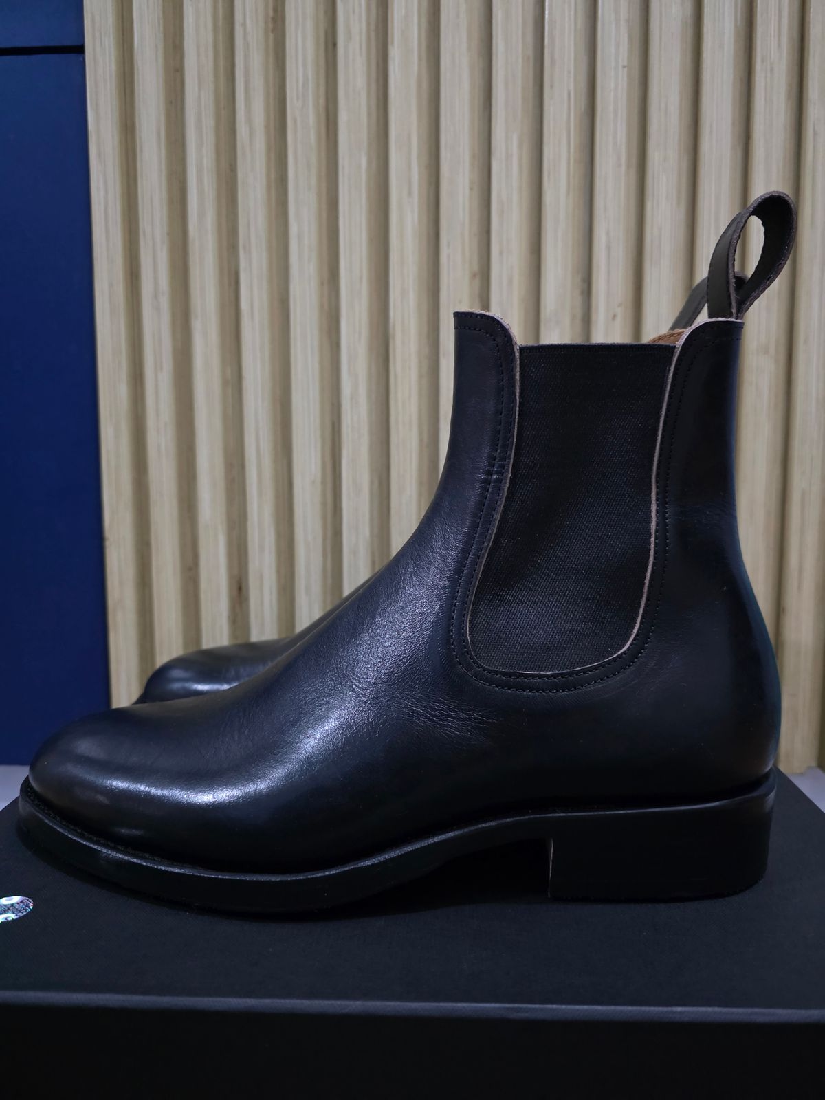 Photo by dipatyas on October 31, 2025 of the Briselblack The Seventh Chelsea Boot in Maryam Natural Horsebutt Overdyed Black.