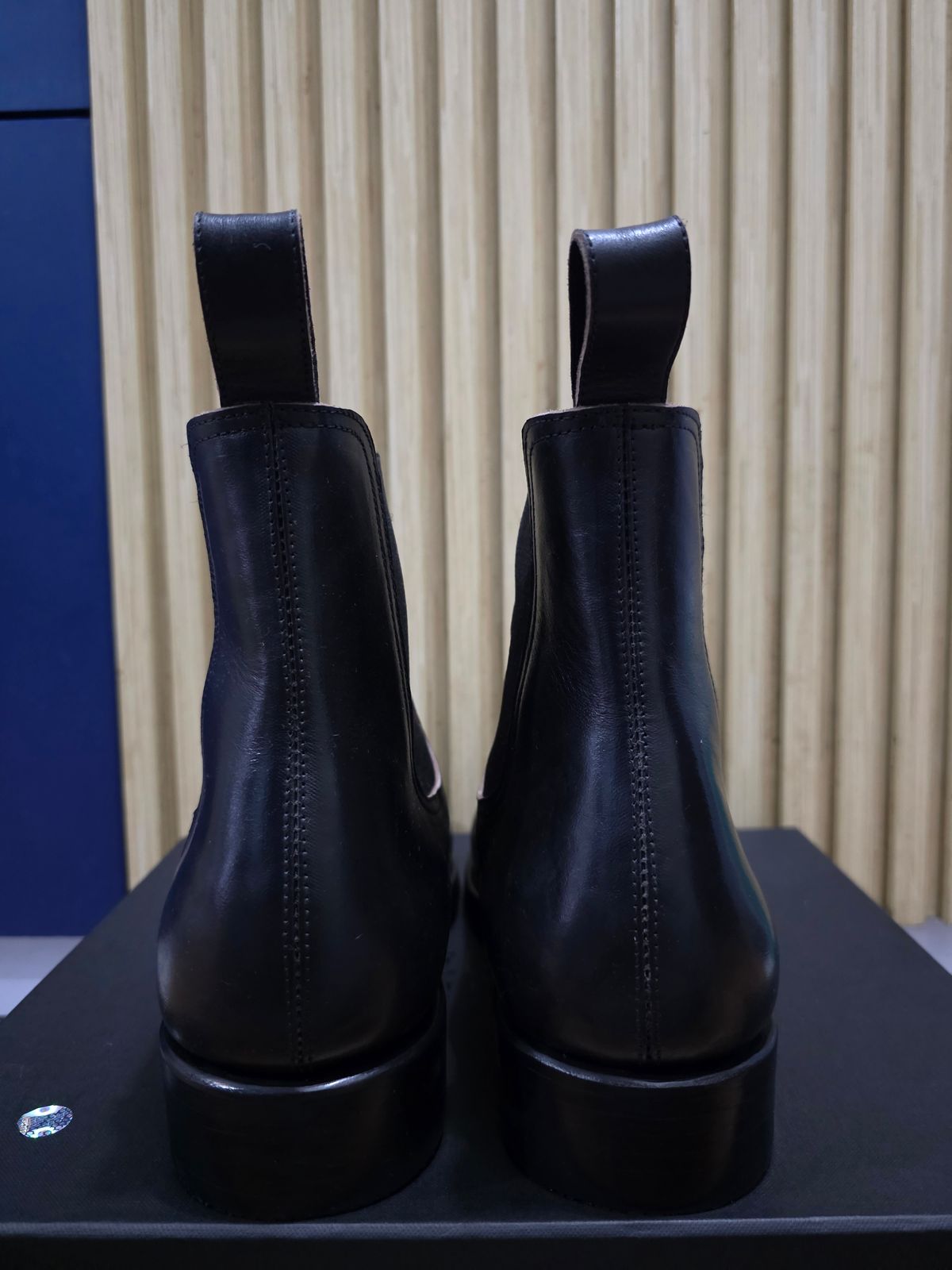 Photo by dipatyas on October 31, 2025 of the Briselblack The Seventh Chelsea Boot in Maryam Natural Horsebutt Overdyed Black.