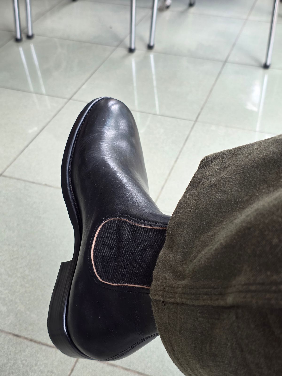 Photo by dipatyas on November 1, 2025 of the Briselblack The Seventh Chelsea Boot in Maryam Natural Horsebutt Overdyed Black.