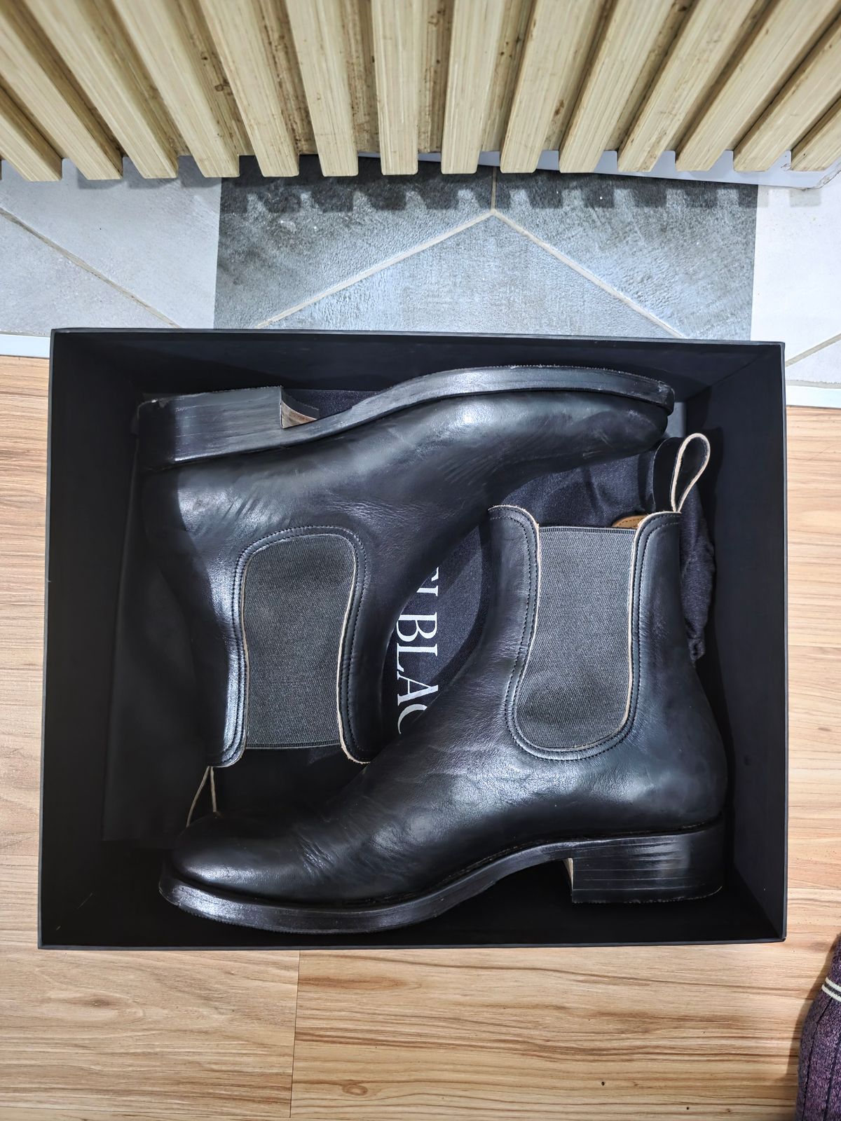 Photo by dipatyas on November 1, 2025 of the Briselblack The Seventh Chelsea Boot in Maryam Natural Horsebutt Overdyed Black.