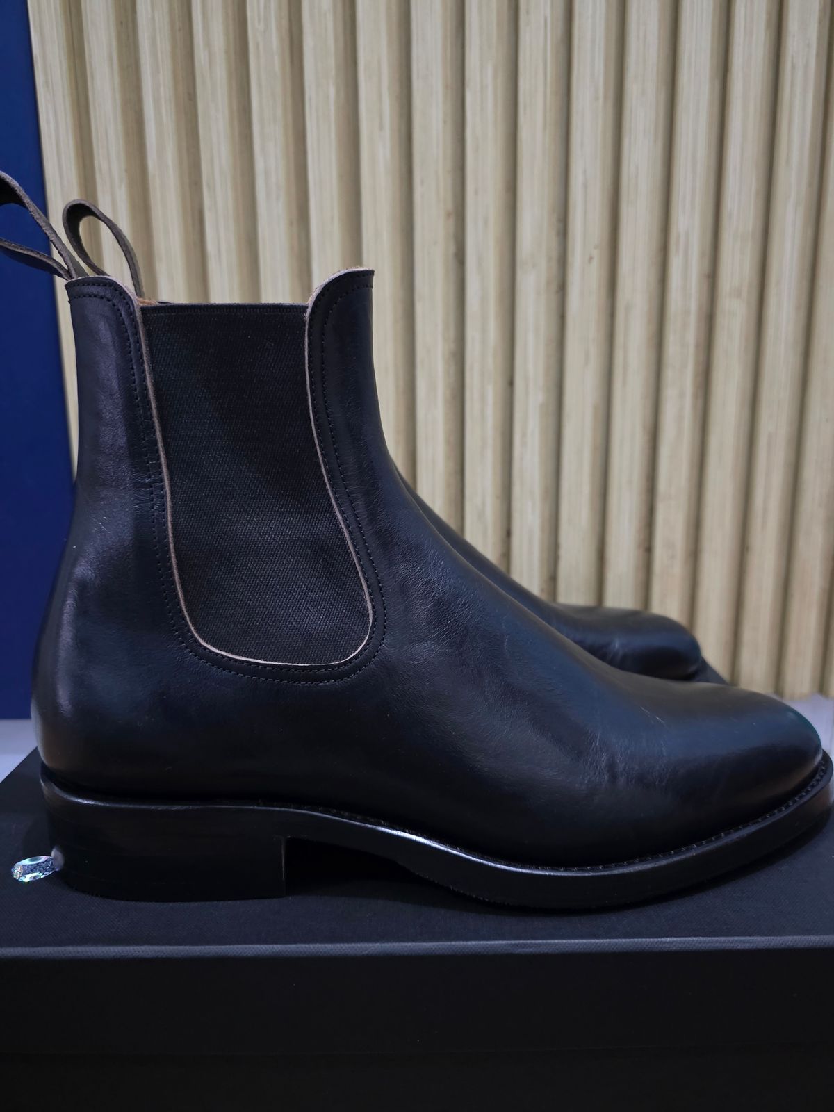 Photo by dipatyas on October 31, 2025 of the Briselblack The Seventh Chelsea Boot in Maryam Natural Horsebutt Overdyed Black.