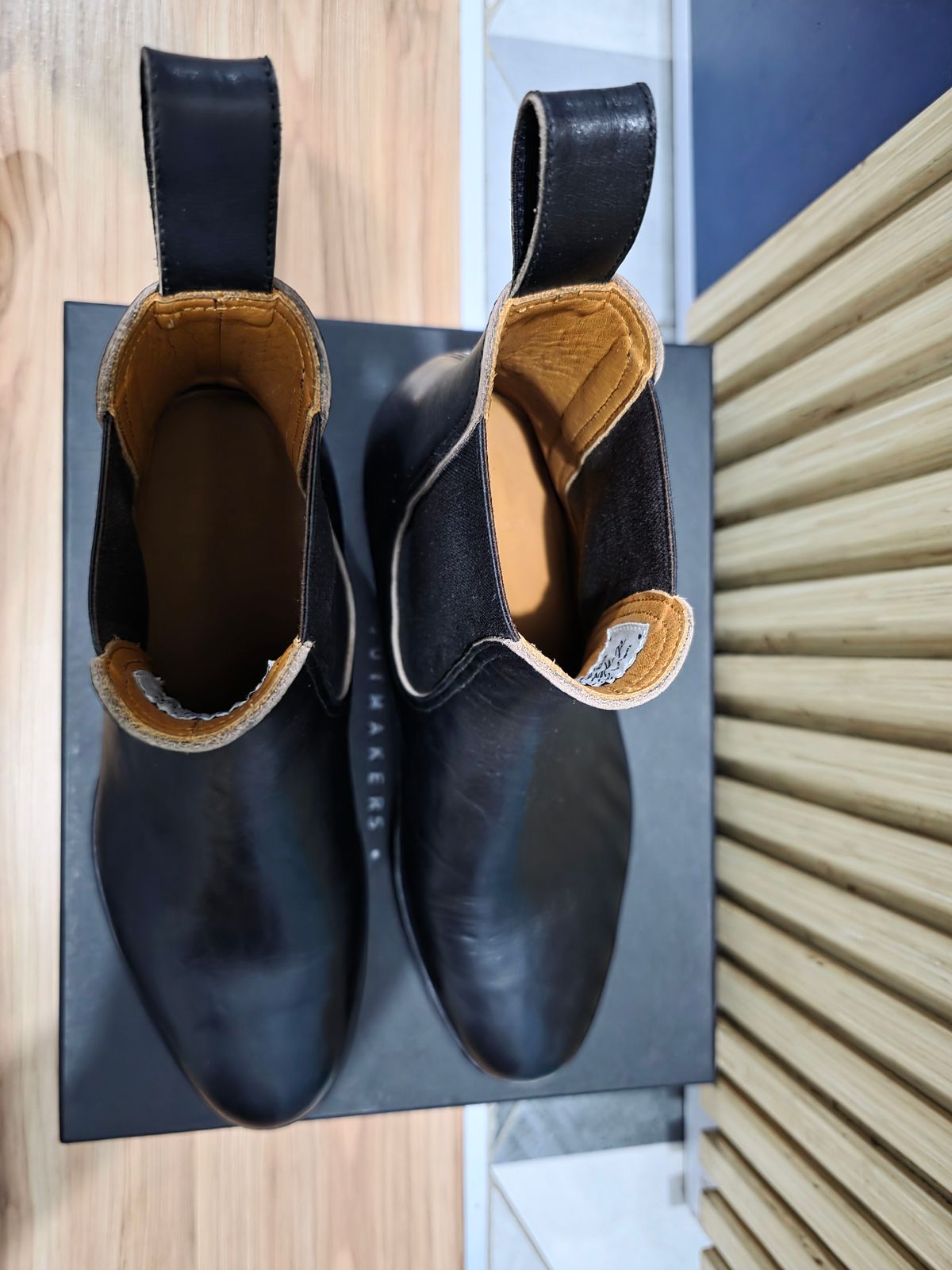 Photo by dipatyas on October 31, 2025 of the Briselblack The Seventh Chelsea Boot in Maryam Natural Horsebutt Overdyed Black.