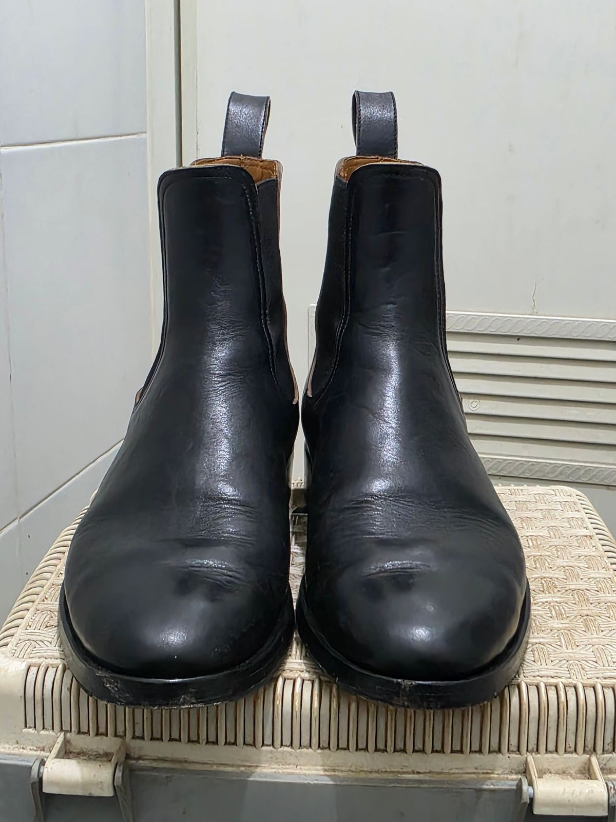 Photo by dipatyas on December 2, 2025 of the Briselblack The Seventh Chelsea Boot in Maryam Natural Horsebutt Overdyed Black.