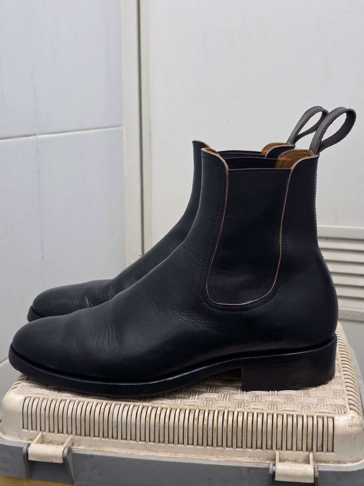 Photo by dipatyas on December 2, 2025 of the Briselblack The Seventh Chelsea Boot in Maryam Natural Horsebutt Overdyed Black.
