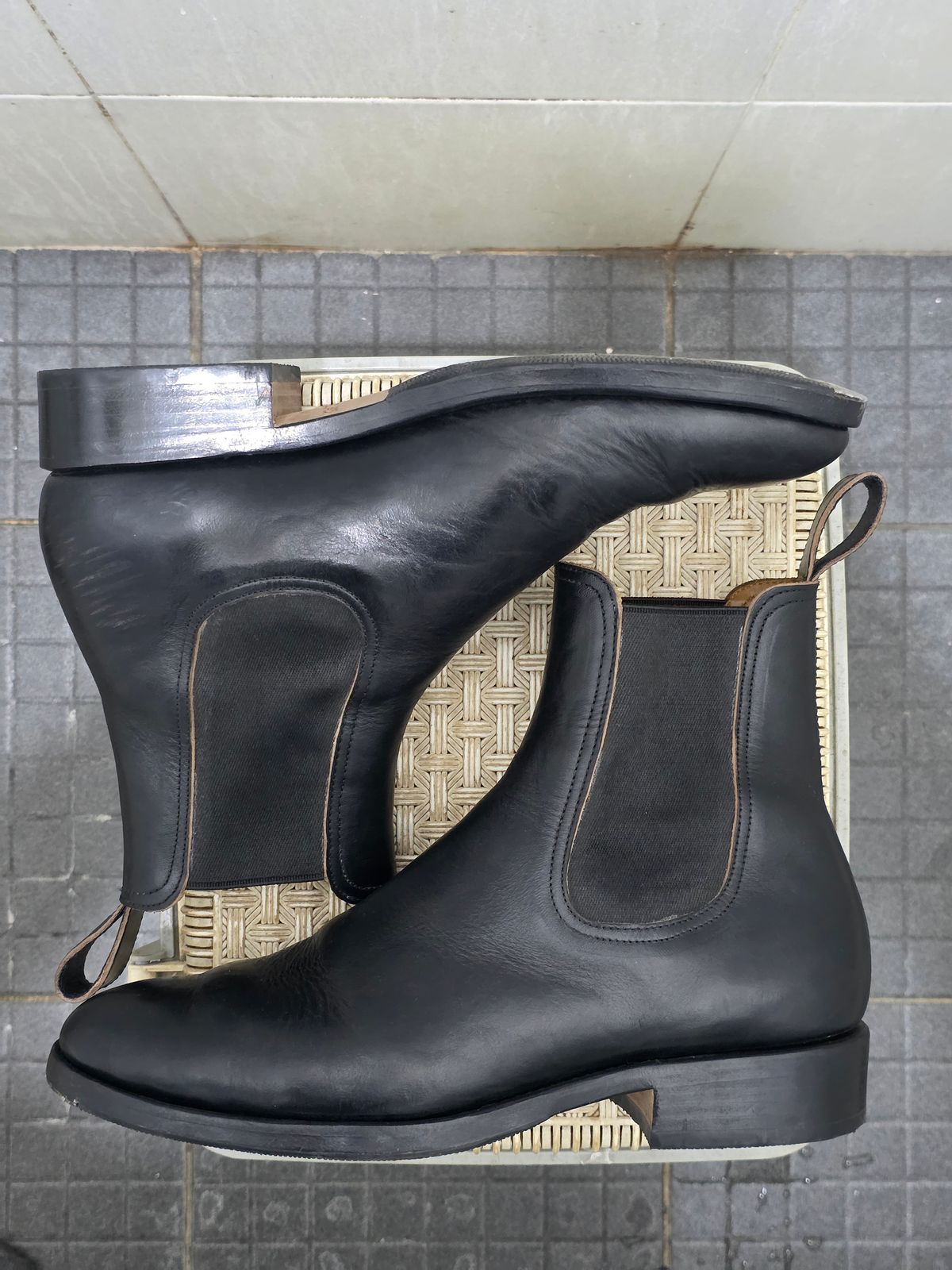 Photo by dipatyas on December 2, 2025 of the Briselblack The Seventh Chelsea Boot in Maryam Natural Horsebutt Overdyed Black.