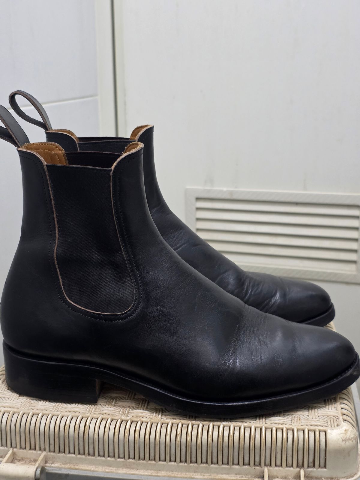 Photo by dipatyas on December 2, 2025 of the Briselblack The Seventh Chelsea Boot in Maryam Natural Horsebutt Overdyed Black.