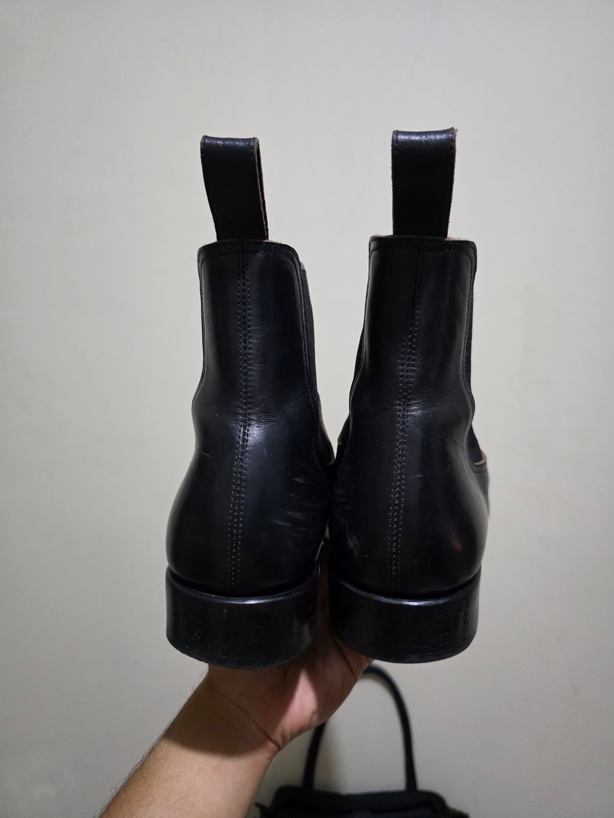 Photo by dipatyas on January 3, 2026 of the Briselblack The Seventh Chelsea Boot in Maryam Natural Horsebutt Overdyed Black.