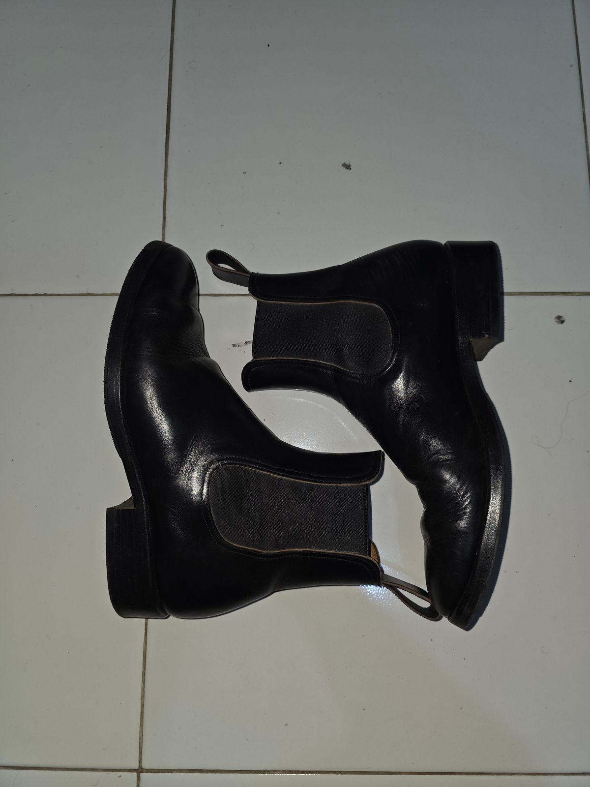 Photo by dipatyas on January 3, 2026 of the Briselblack The Seventh Chelsea Boot in Maryam Natural Horsebutt Overdyed Black.