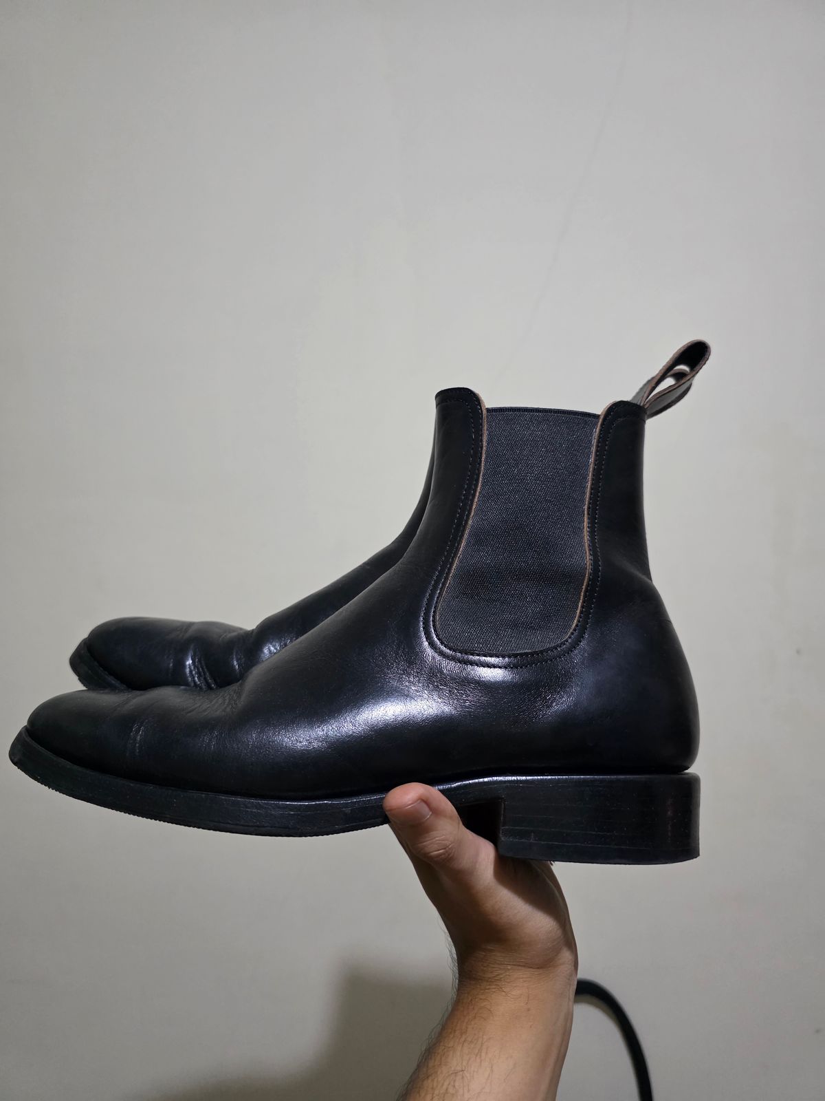 Photo by dipatyas on January 3, 2026 of the Briselblack The Seventh Chelsea Boot in Maryam Natural Horsebutt Overdyed Black.