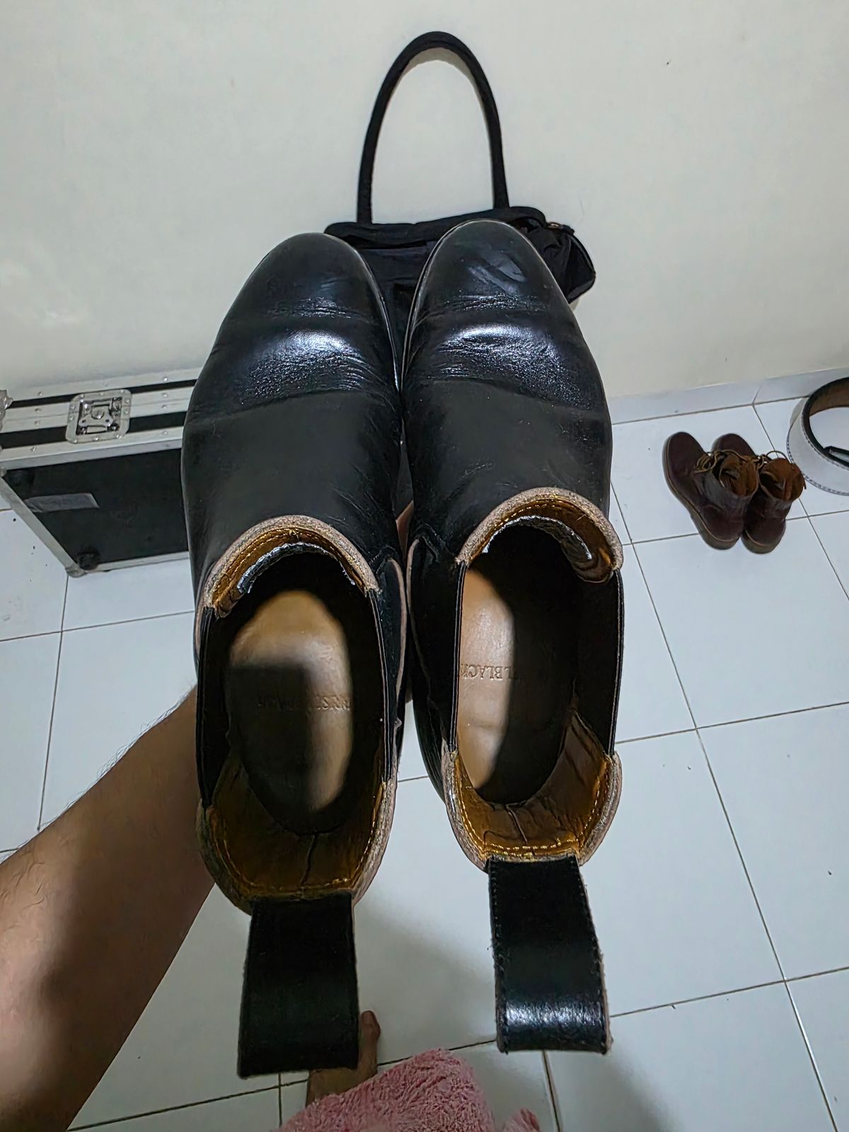 Photo by dipatyas on January 3, 2026 of the Briselblack The Seventh Chelsea Boot in Maryam Natural Horsebutt Overdyed Black.