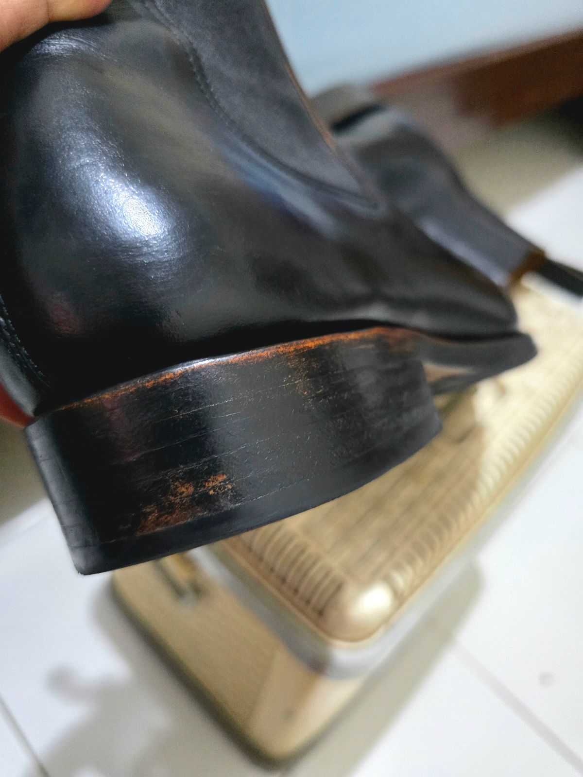 Photo by dipatyas on February 2, 2026 of the Briselblack The Seventh Chelsea Boot in Maryam Natural Horsebutt Overdyed Black.