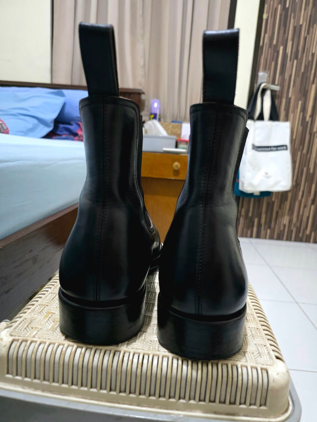 Photo by dipatyas on February 2, 2026 of the Briselblack The Seventh Chelsea Boot in Maryam Natural Horsebutt Overdyed Black.