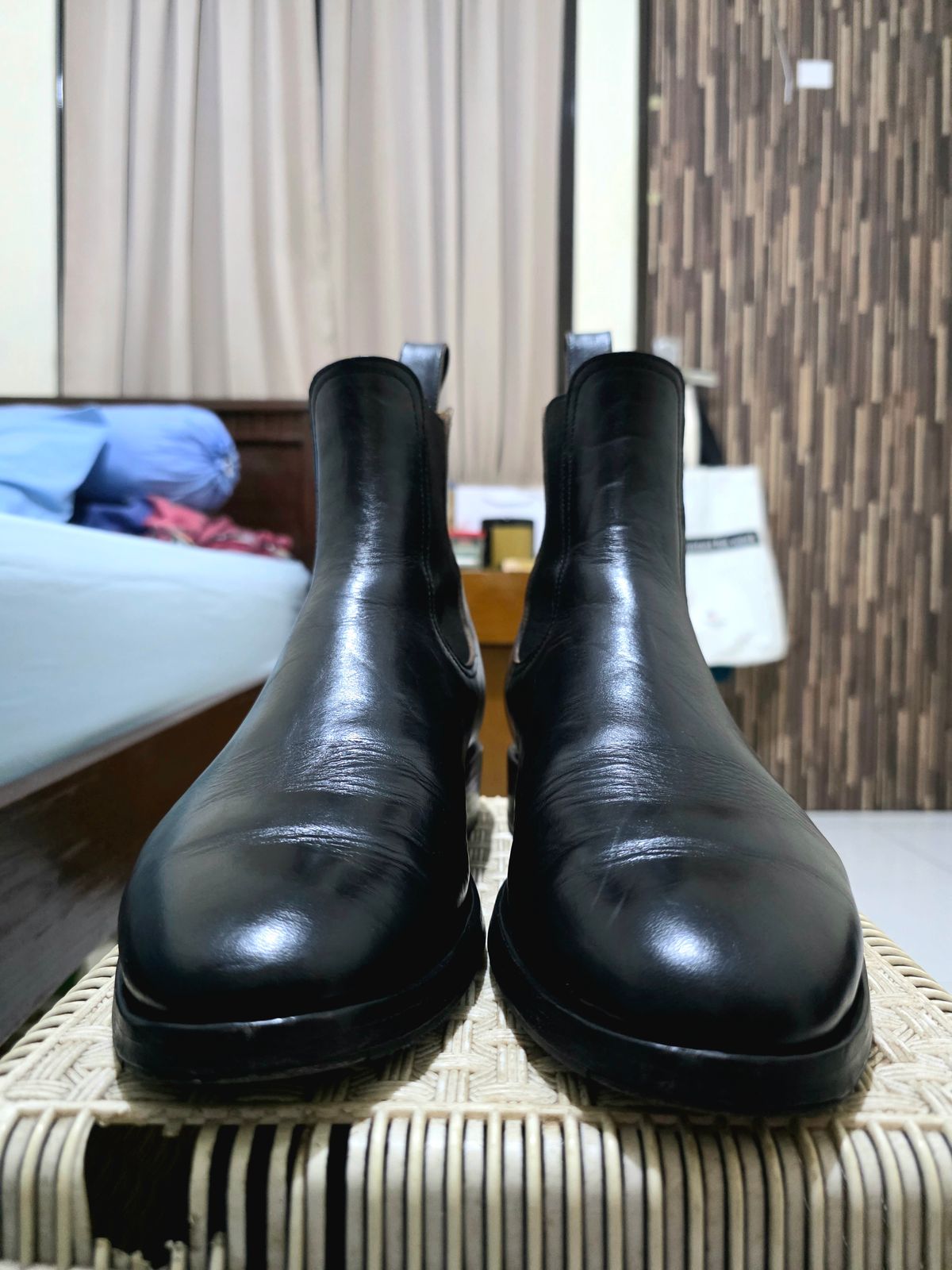 Photo by dipatyas on February 2, 2026 of the Briselblack The Seventh Chelsea Boot in Maryam Natural Horsebutt Overdyed Black.