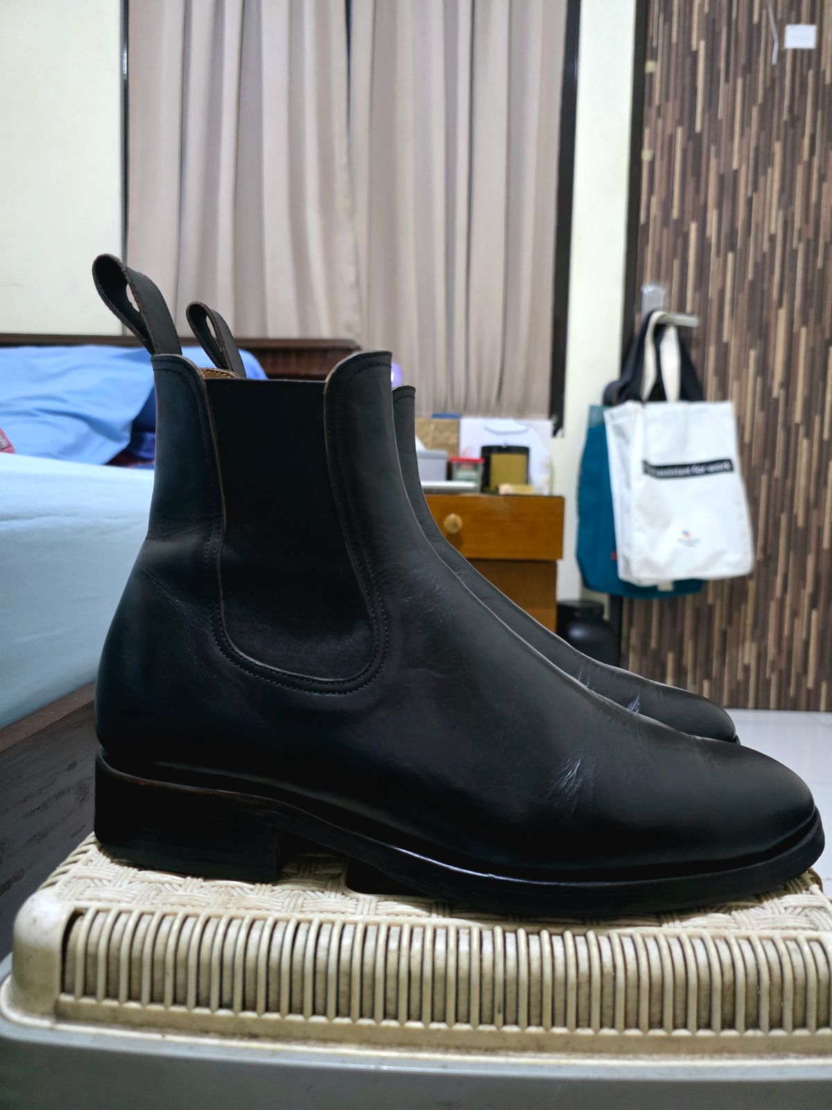 Photo by dipatyas on February 2, 2026 of the Briselblack The Seventh Chelsea Boot in Maryam Natural Horsebutt Overdyed Black.