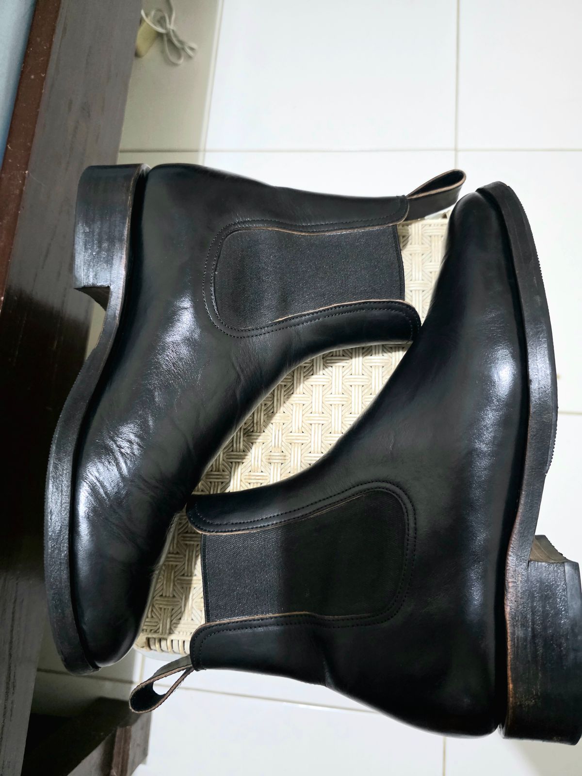 Photo by dipatyas on February 2, 2026 of the Briselblack The Seventh Chelsea Boot in Maryam Natural Horsebutt Overdyed Black.