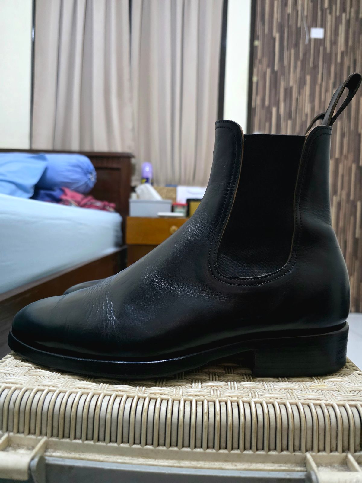 Photo by dipatyas on February 2, 2026 of the Briselblack The Seventh Chelsea Boot in Maryam Natural Horsebutt Overdyed Black.