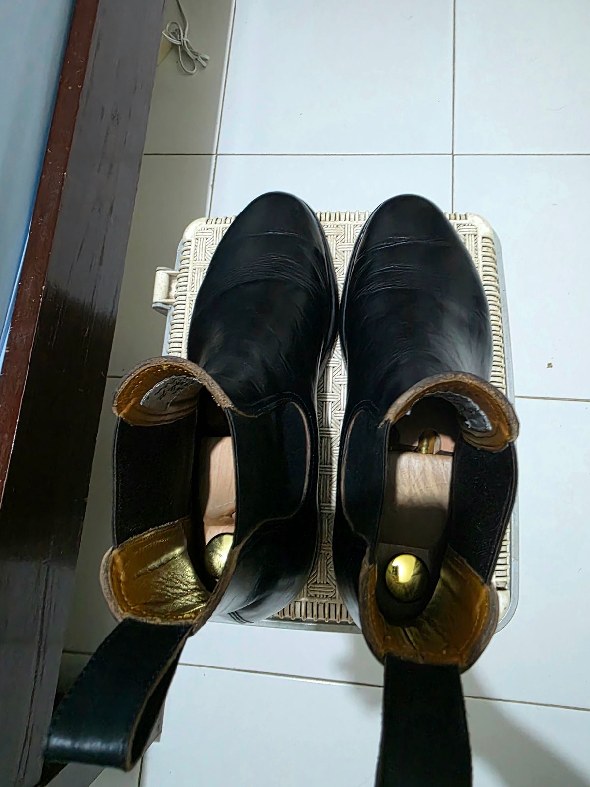 Photo by dipatyas on February 2, 2026 of the Briselblack The Seventh Chelsea Boot in Maryam Natural Horsebutt Overdyed Black.