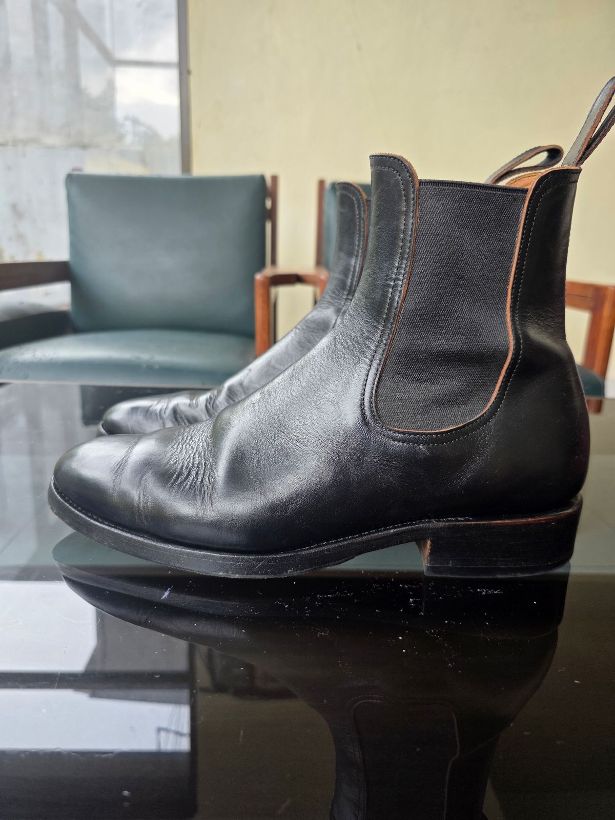 Photo by dipatyas on March 4, 2026 of the Briselblack The Seventh Chelsea Boot in Maryam Natural Horsebutt Overdyed Black.