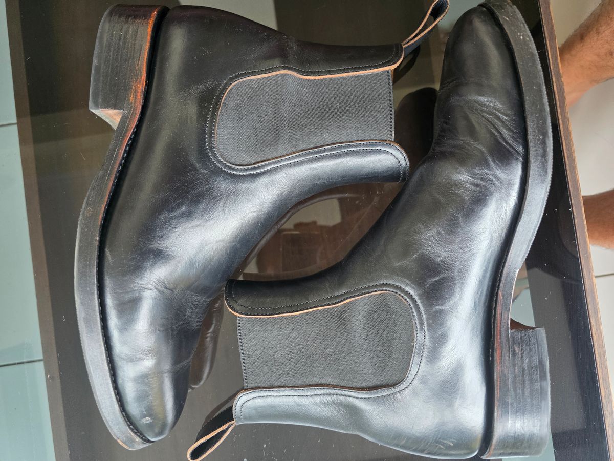 Photo by dipatyas on March 4, 2026 of the Briselblack The Seventh Chelsea Boot in Maryam Natural Horsebutt Overdyed Black.