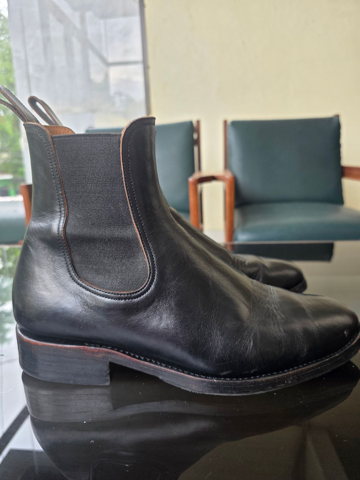 Photo by dipatyas on March 4, 2026 of the Briselblack The Seventh Chelsea Boot in Maryam Natural Horsebutt Overdyed Black.
