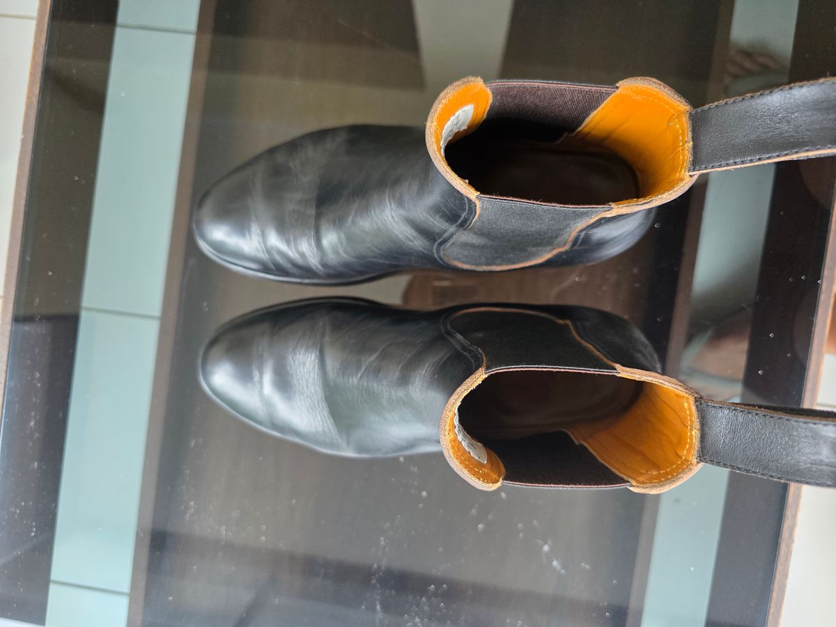 Photo by dipatyas on March 4, 2026 of the Briselblack The Seventh Chelsea Boot in Maryam Natural Horsebutt Overdyed Black.