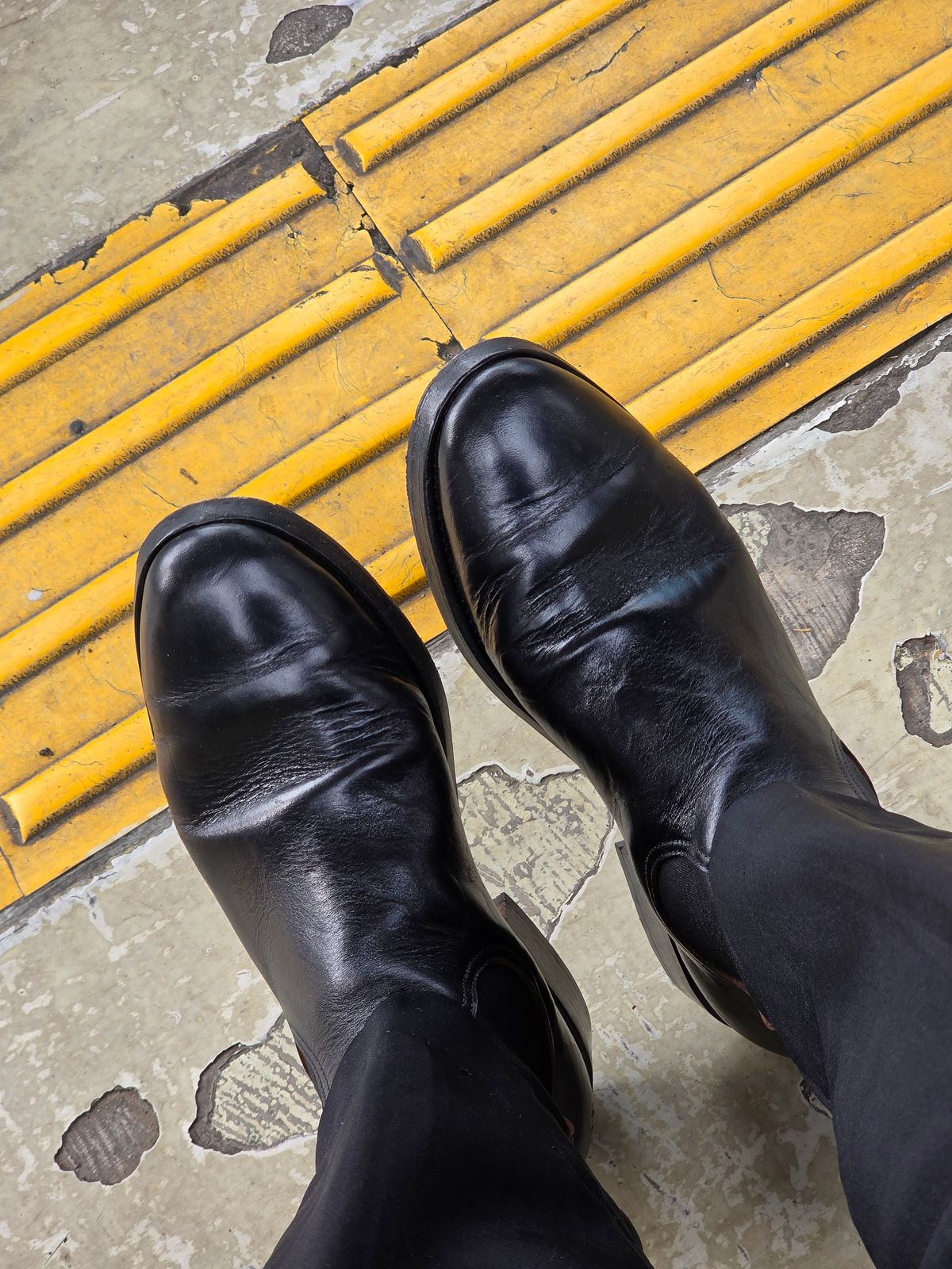 Photo by dipatyas on February 18, 2026 of the Briselblack The Seventh Chelsea Boot in Maryam Natural Horsebutt Overdyed Black.