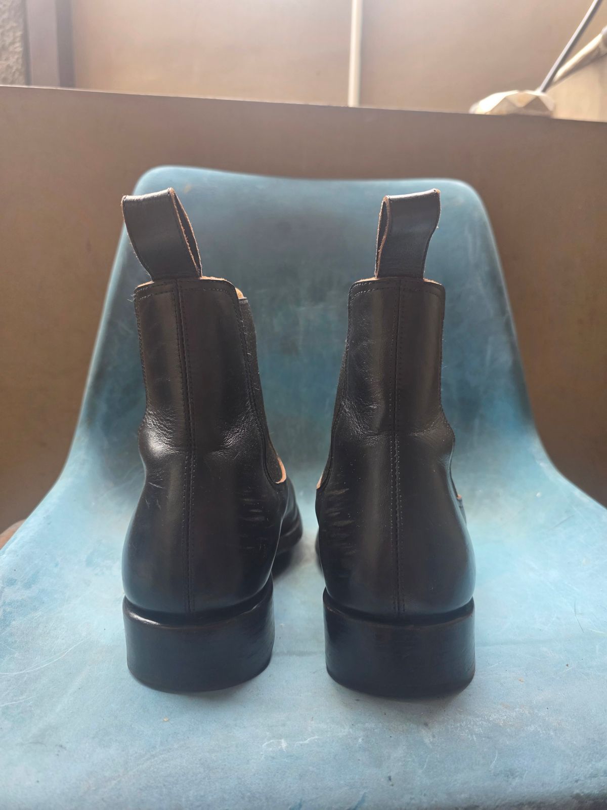 Photo by dipatyas on April 4, 2026 of the Briselblack The Seventh Chelsea Boot in Maryam Natural Horsebutt Overdyed Black.