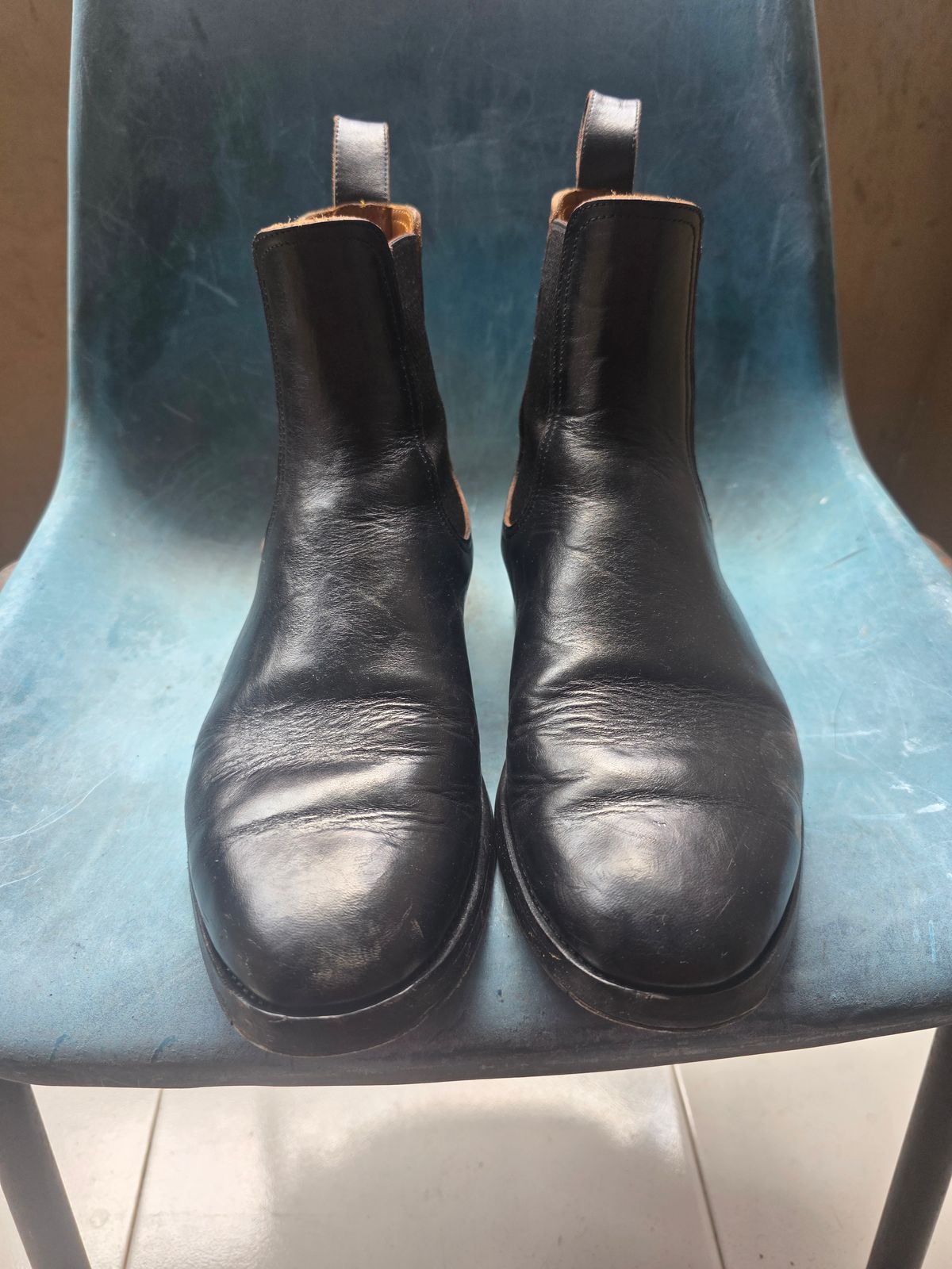 Photo by dipatyas on April 4, 2026 of the Briselblack The Seventh Chelsea Boot in Maryam Natural Horsebutt Overdyed Black.