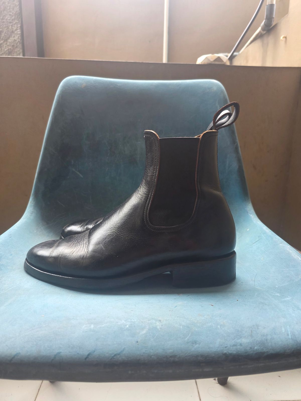 Photo by dipatyas on April 4, 2026 of the Briselblack The Seventh Chelsea Boot in Maryam Natural Horsebutt Overdyed Black.