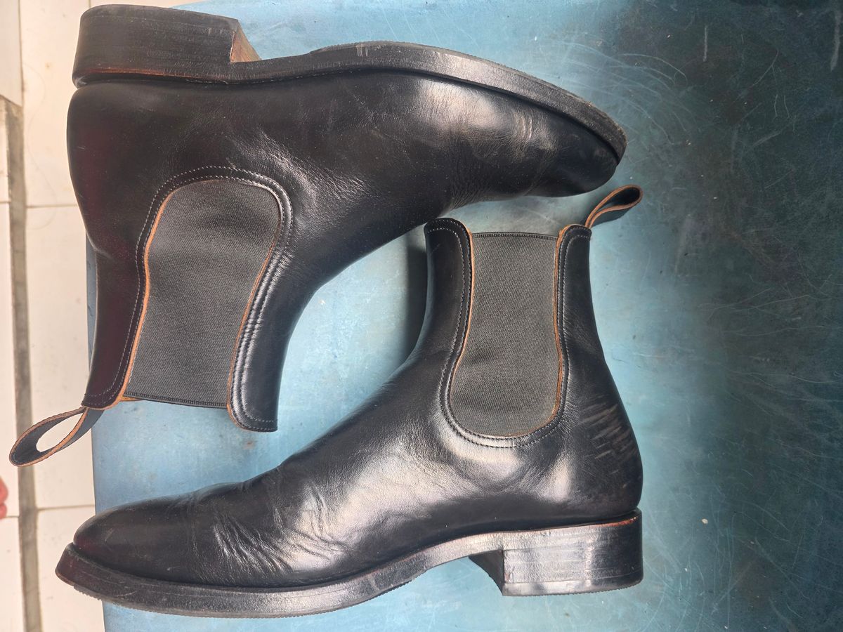 Photo by dipatyas on April 4, 2026 of the Briselblack The Seventh Chelsea Boot in Maryam Natural Horsebutt Overdyed Black.