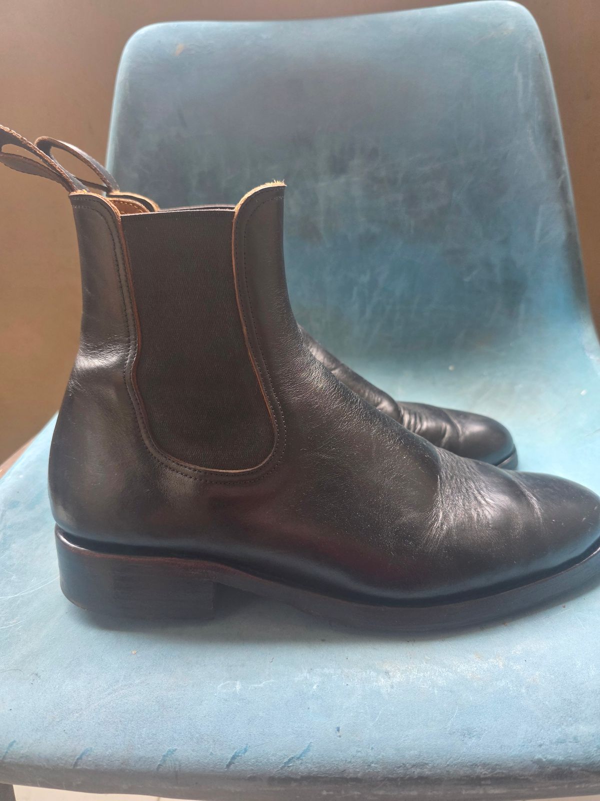 Photo by dipatyas on April 4, 2026 of the Briselblack The Seventh Chelsea Boot in Maryam Natural Horsebutt Overdyed Black.