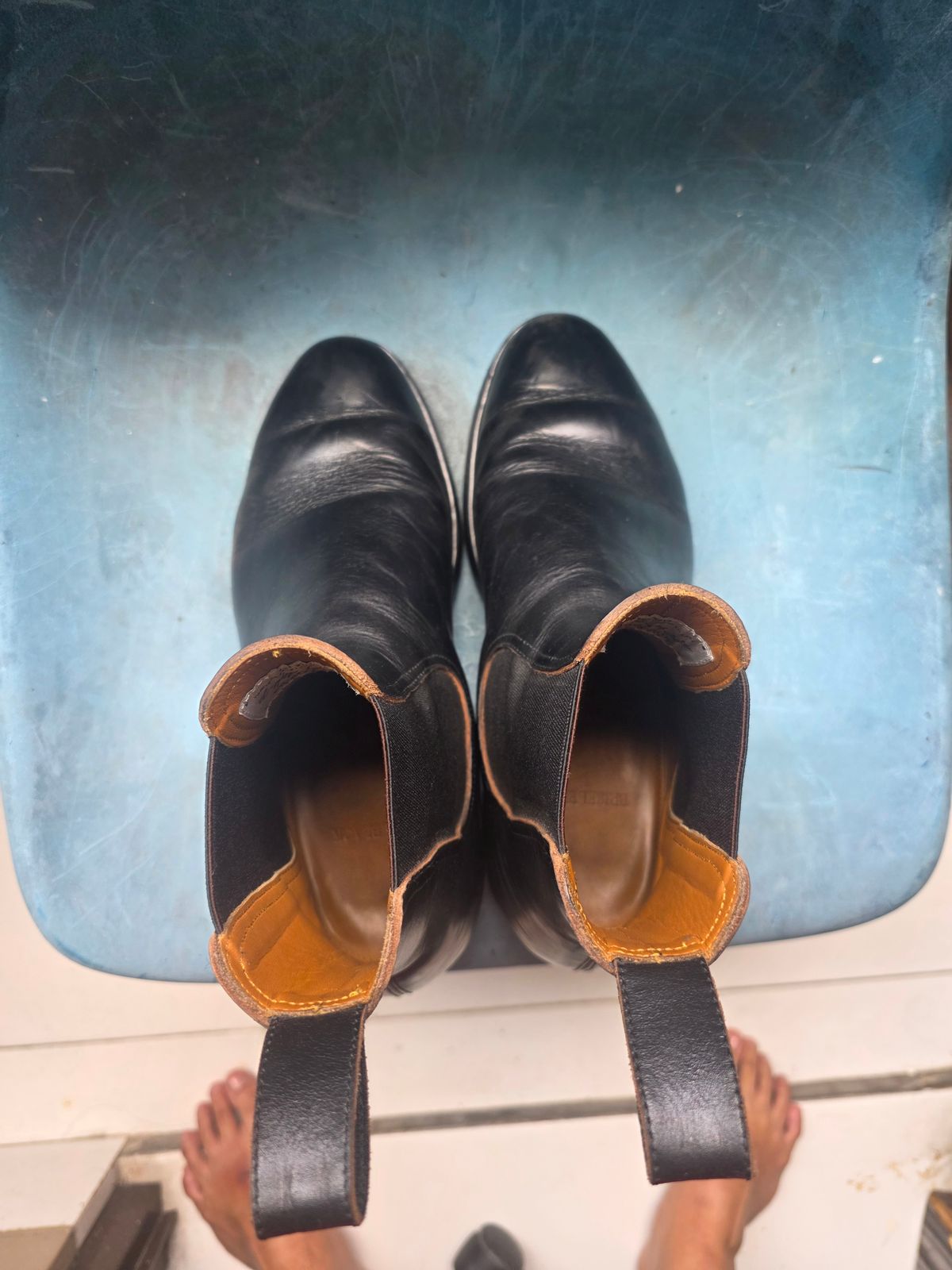 Photo by dipatyas on April 4, 2026 of the Briselblack The Seventh Chelsea Boot in Maryam Natural Horsebutt Overdyed Black.