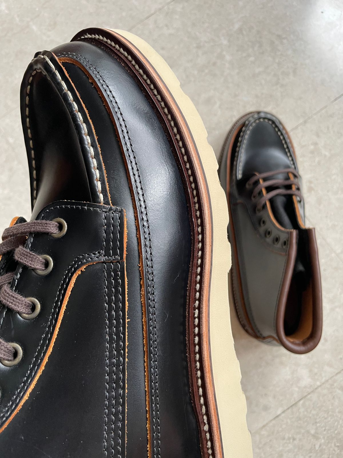 Photo by Zephyr11 on November 5, 2025 of the Luosjiet Rural Moctoe in Black Teacore Smooth  Cowhide (Prime Asia).